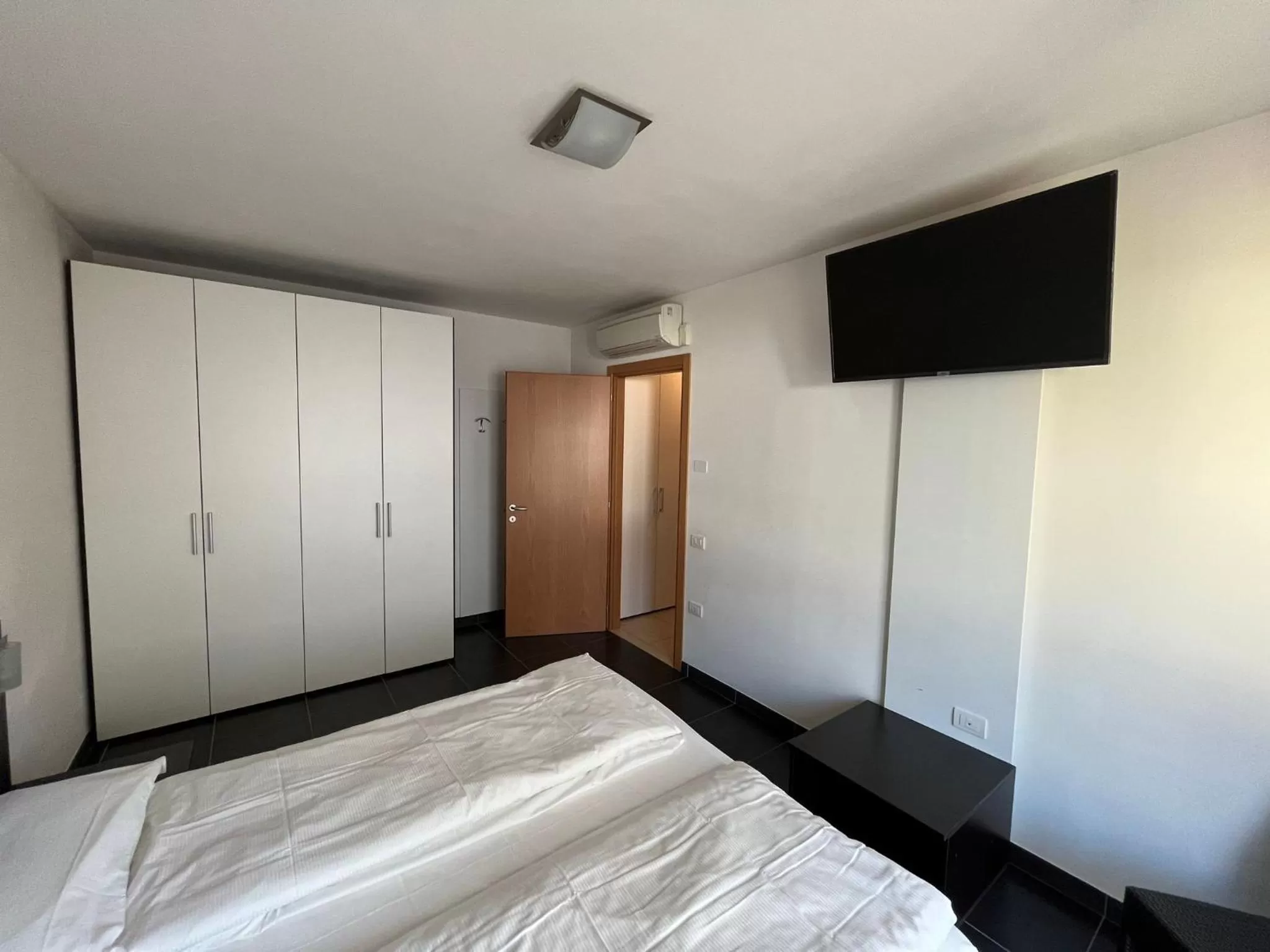 Communal lounge/ TV room, Bed in 4 Limoni Apartment Resort