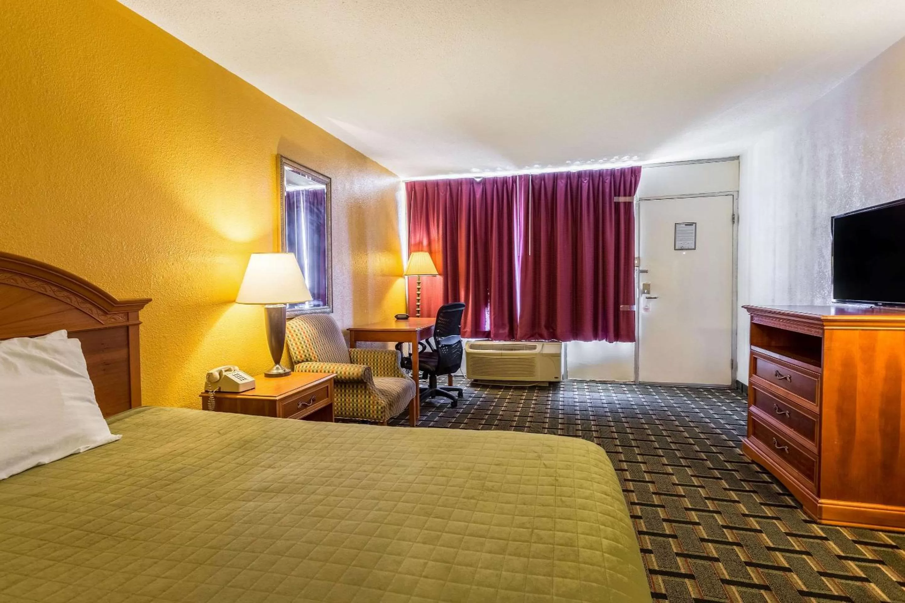 Photo of the whole room, Bed in Rodeway Inn Denmark-Jackson