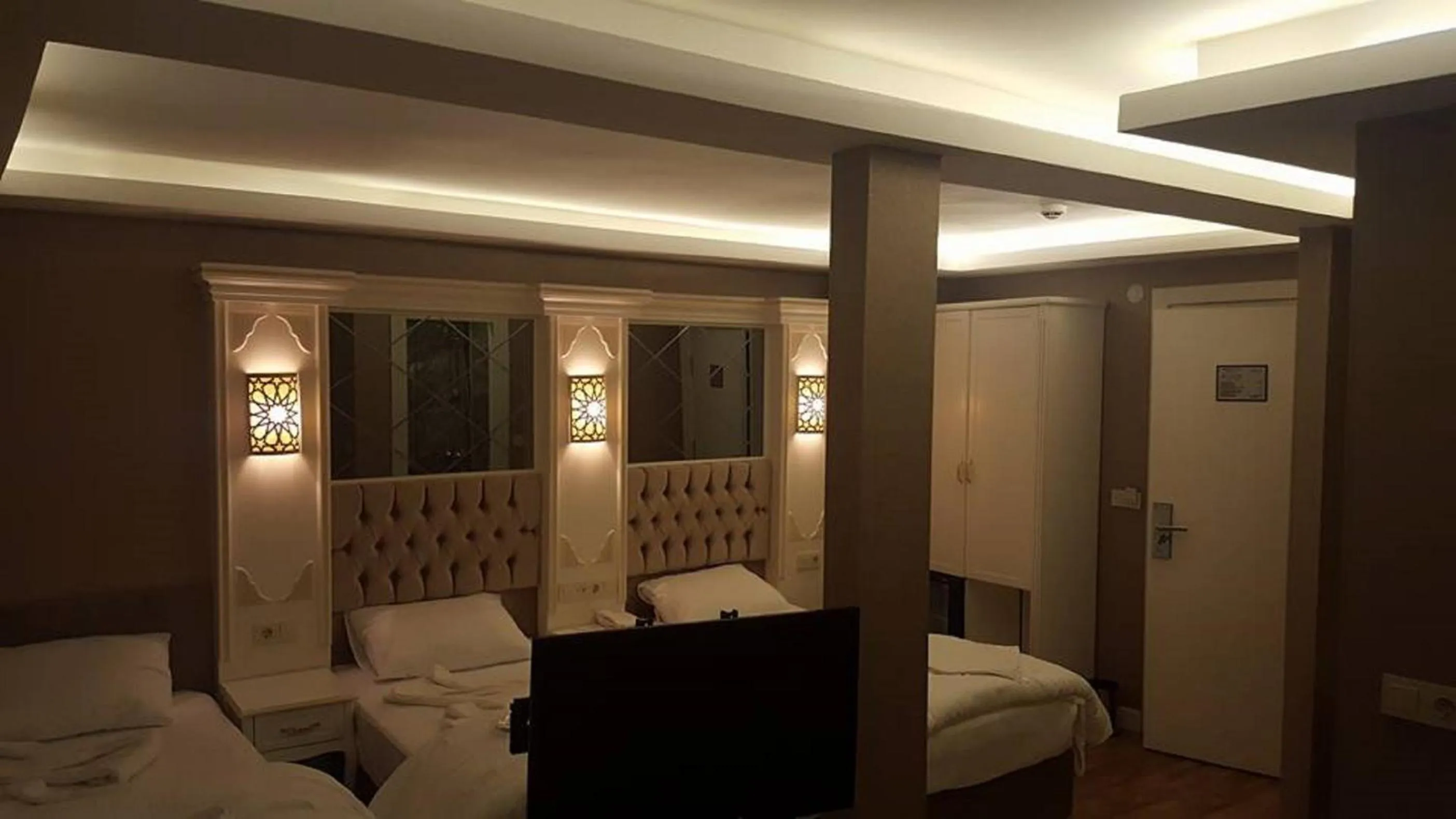 Shower, Bed in Sun Comfort Hotel