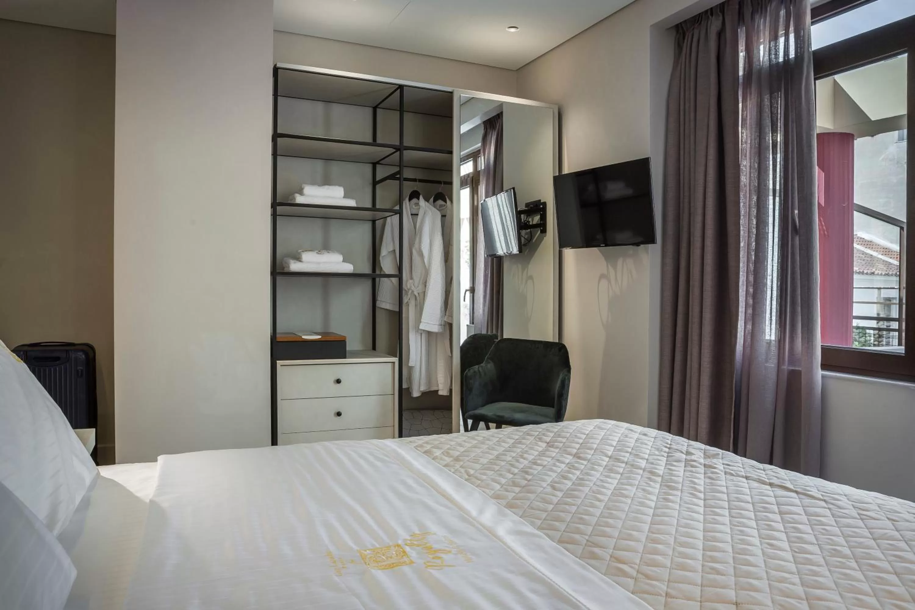 Bedroom, Bed in Royalty Hotel Athens