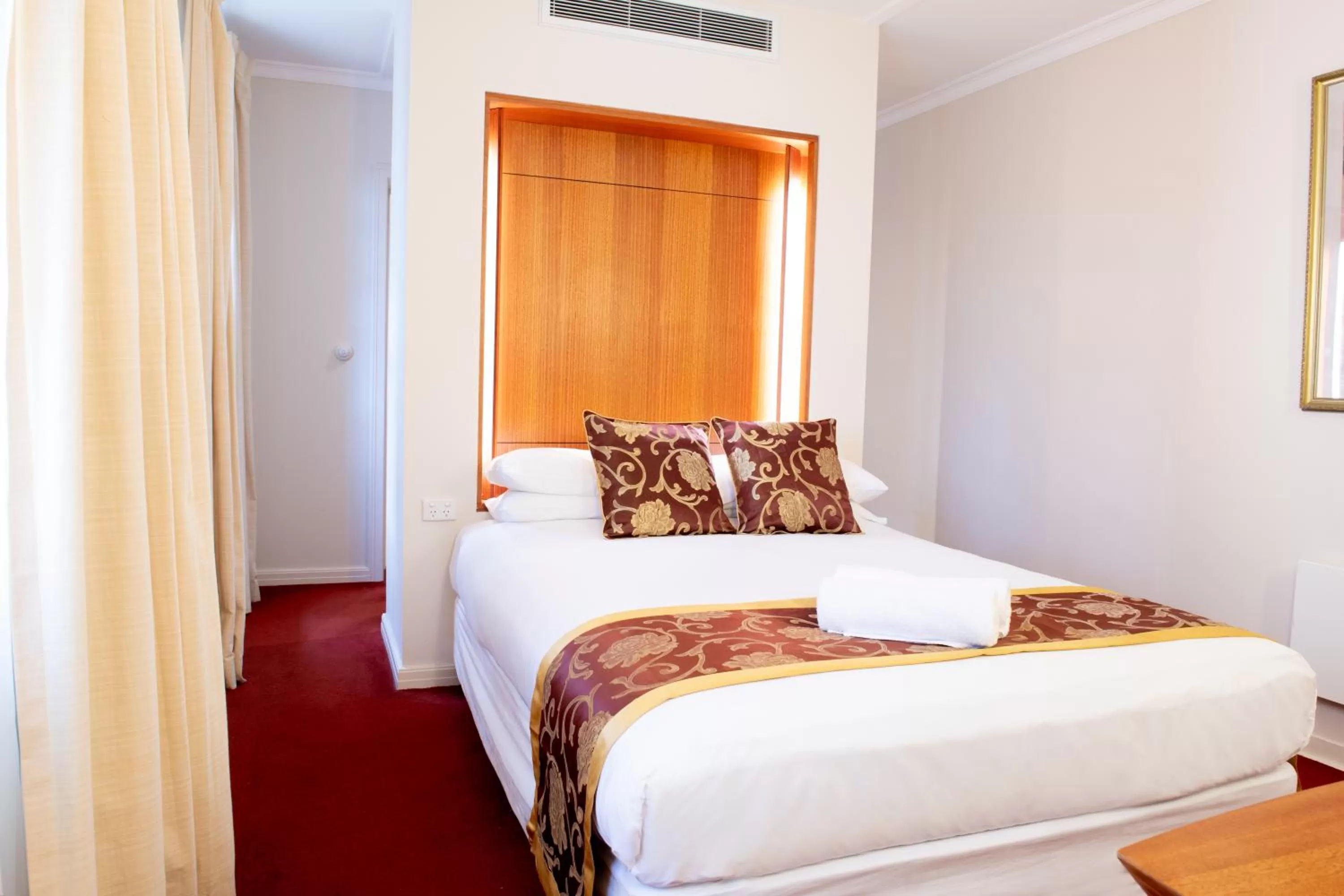 Bed in Linaker Art Deco Motel