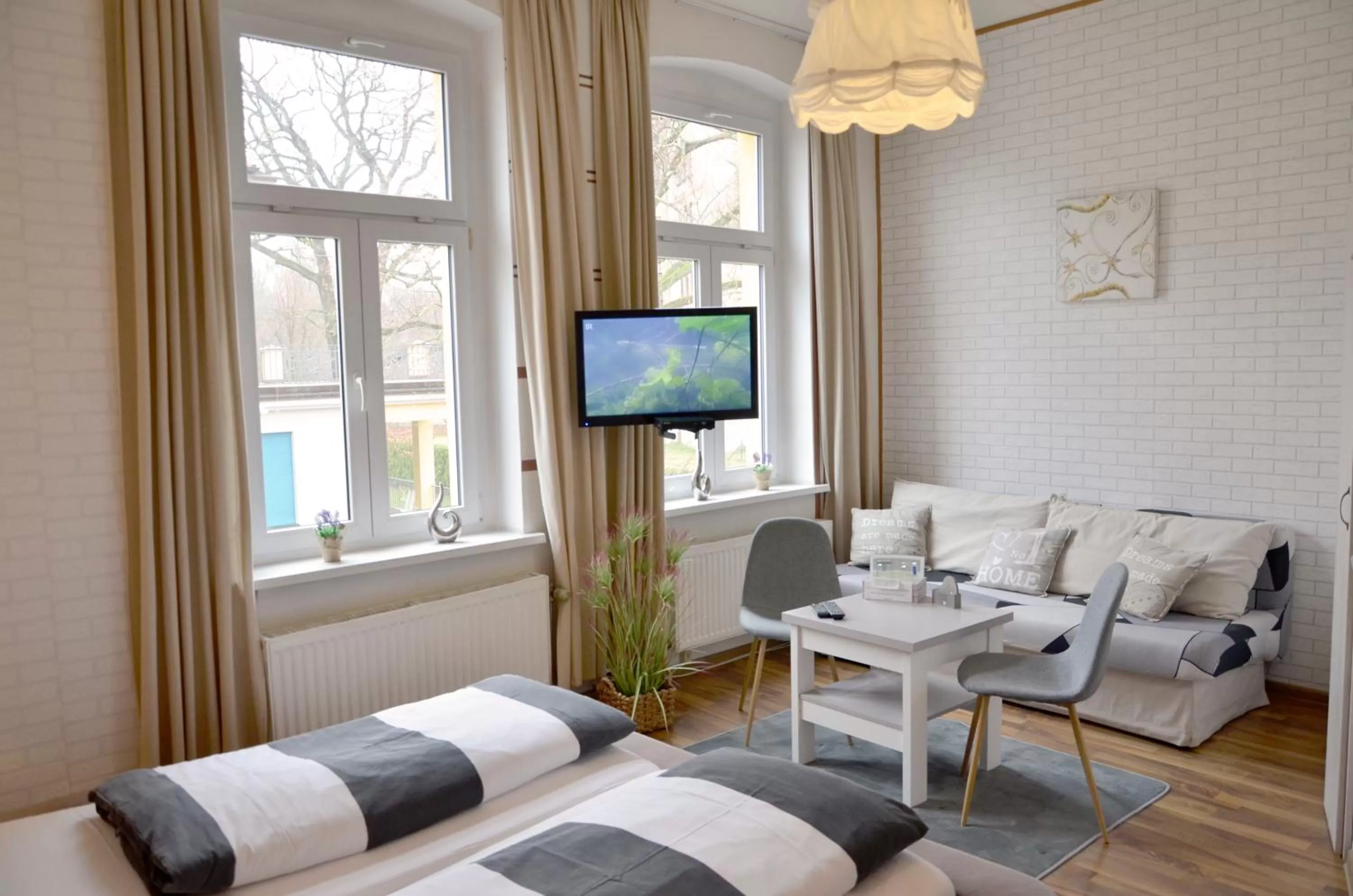 TV/Entertainment Center in Pension zur Neiße