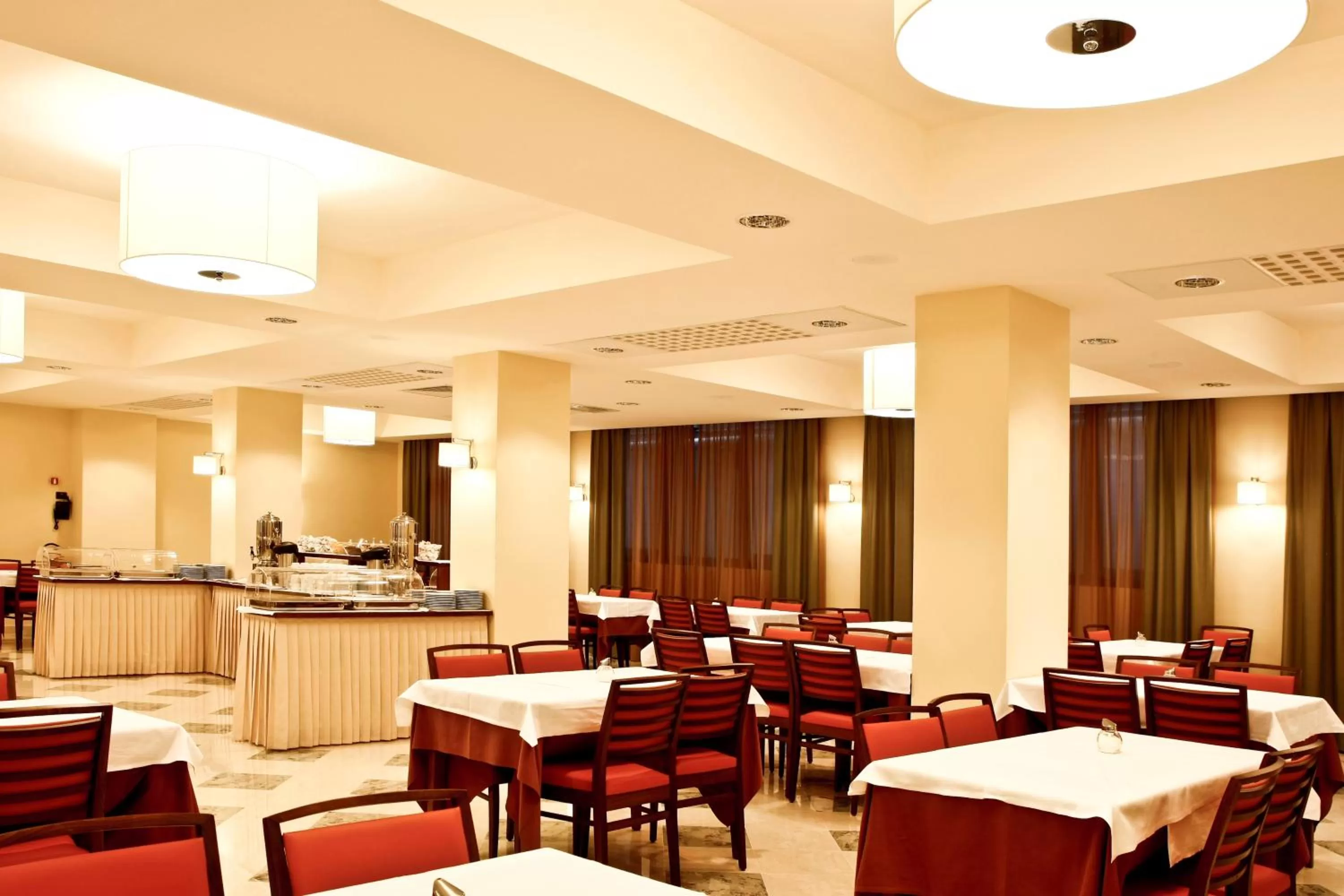 Restaurant/places to eat in NilHotel Florence