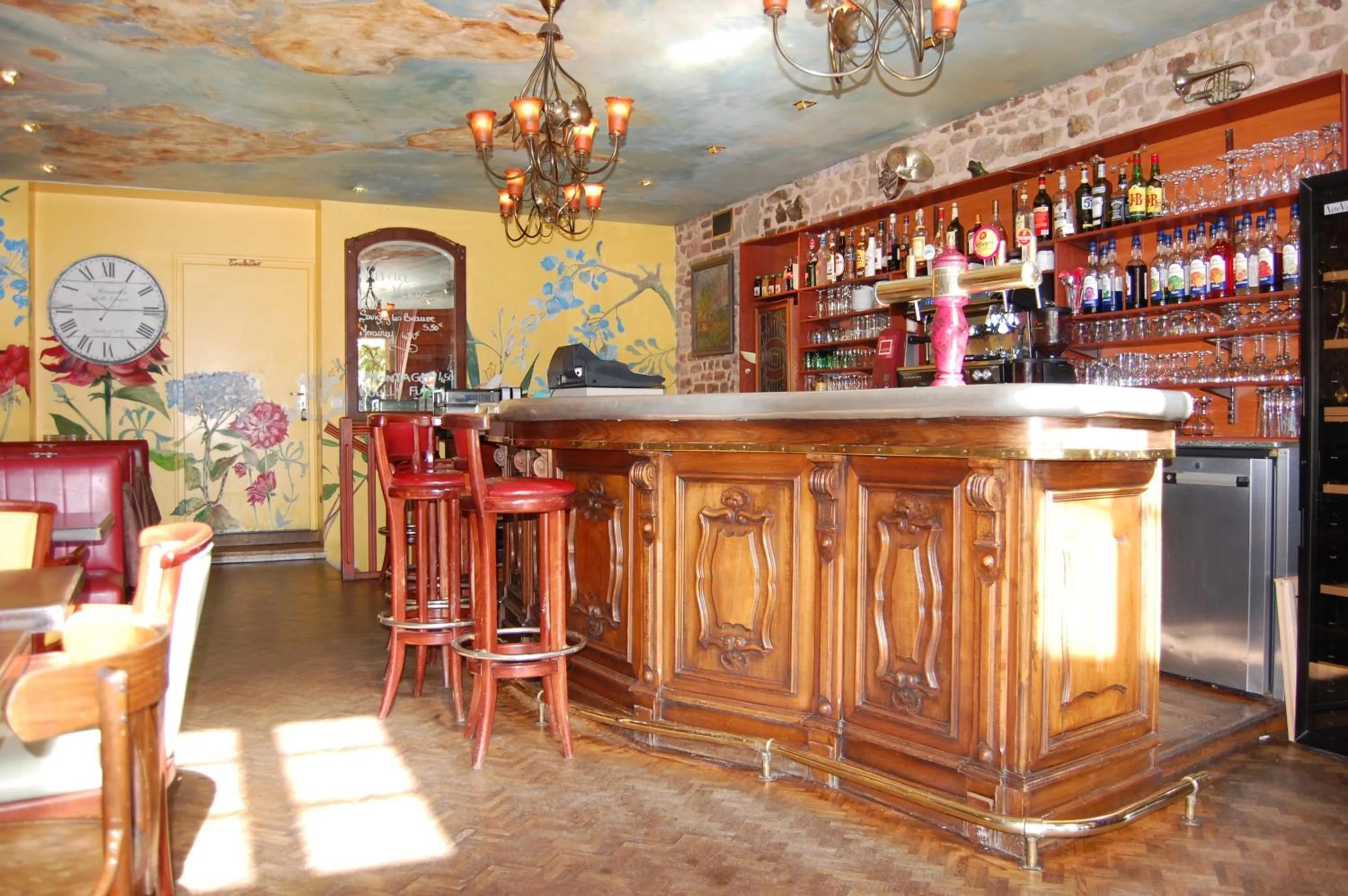 Lounge or bar in Hôtel Restaurant La Belle Epoque