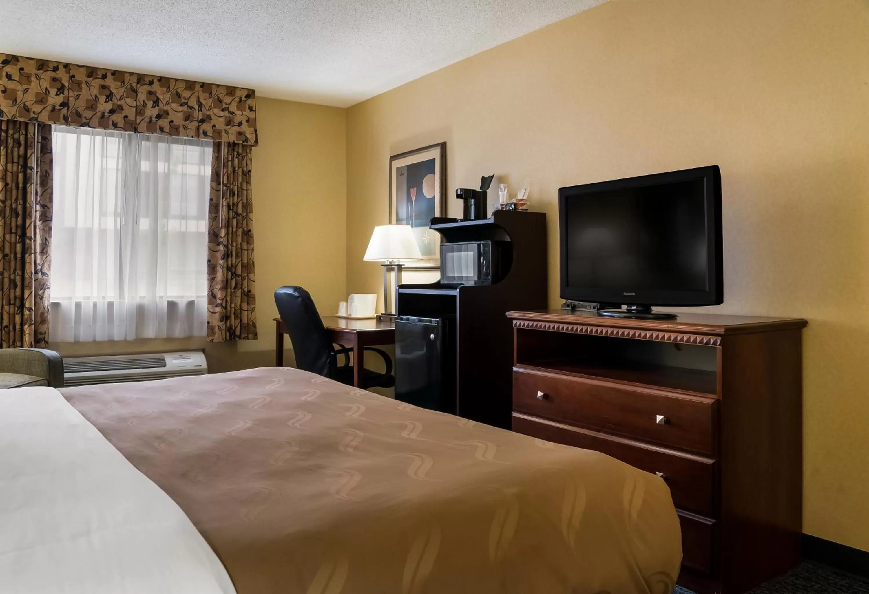 Bed in Quality Inn Grand Blanc - Flint South