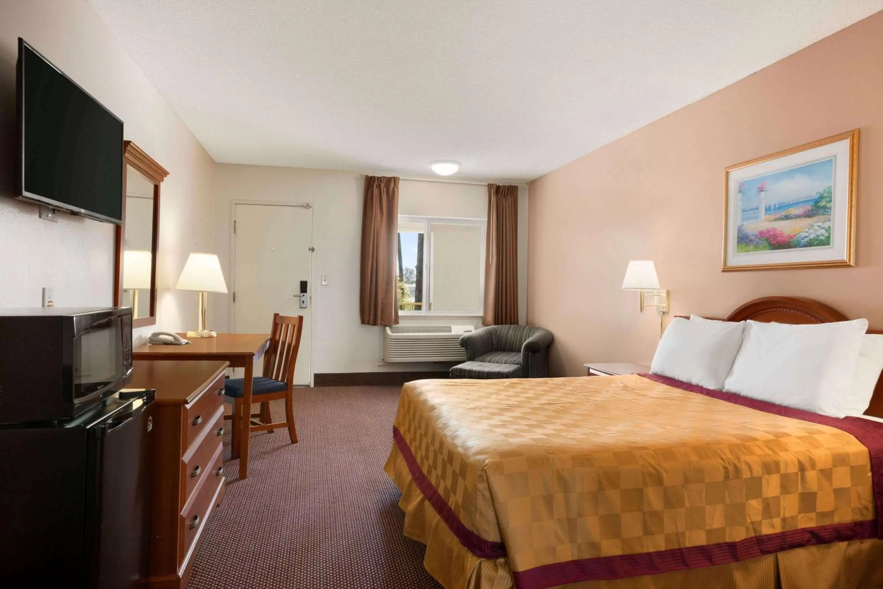 Photo of the whole room, Bed in Travelodge by Wyndham Bakersfield