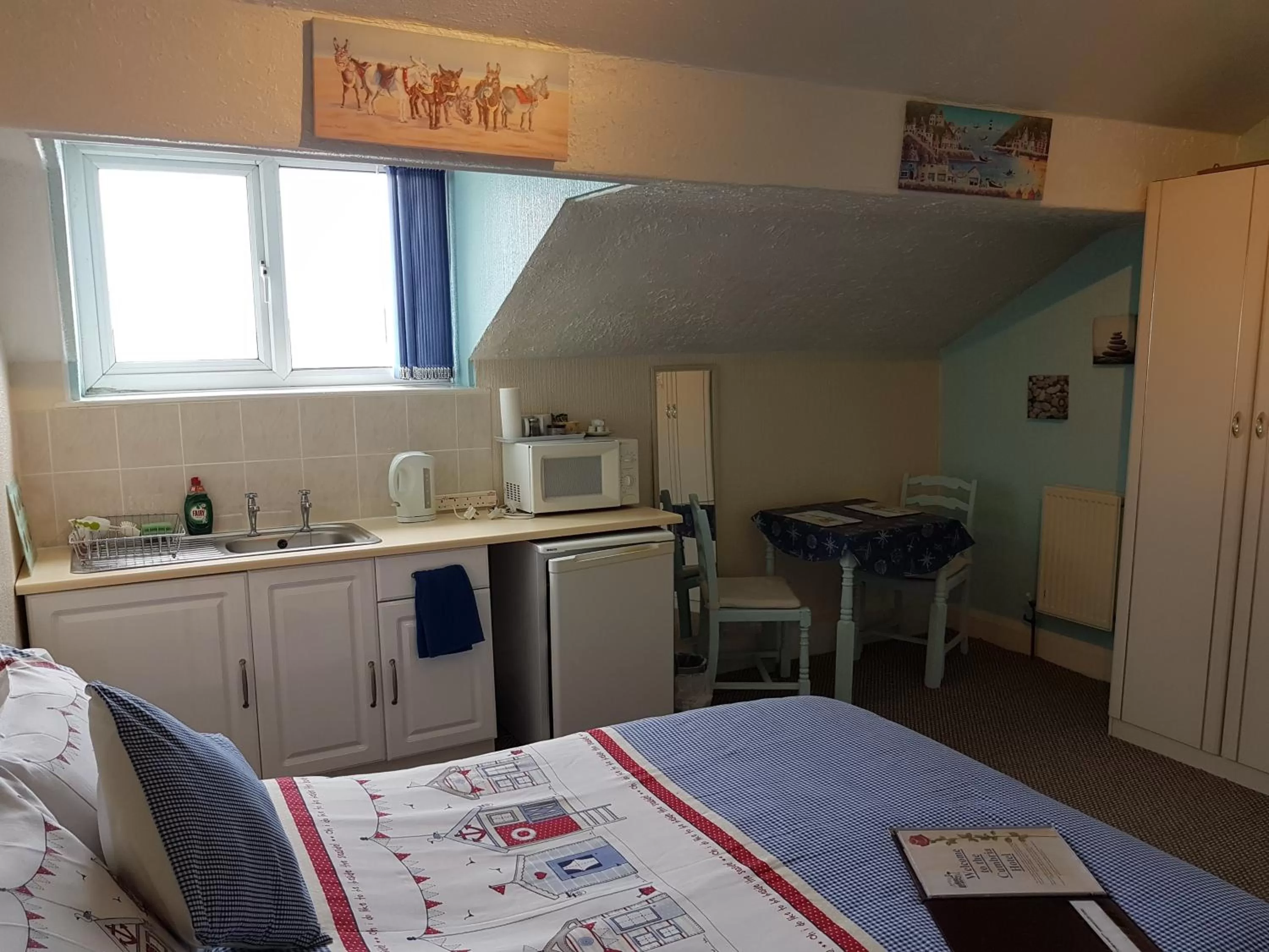 Kitchen or kitchenette, Bed in Cumbria Guest House