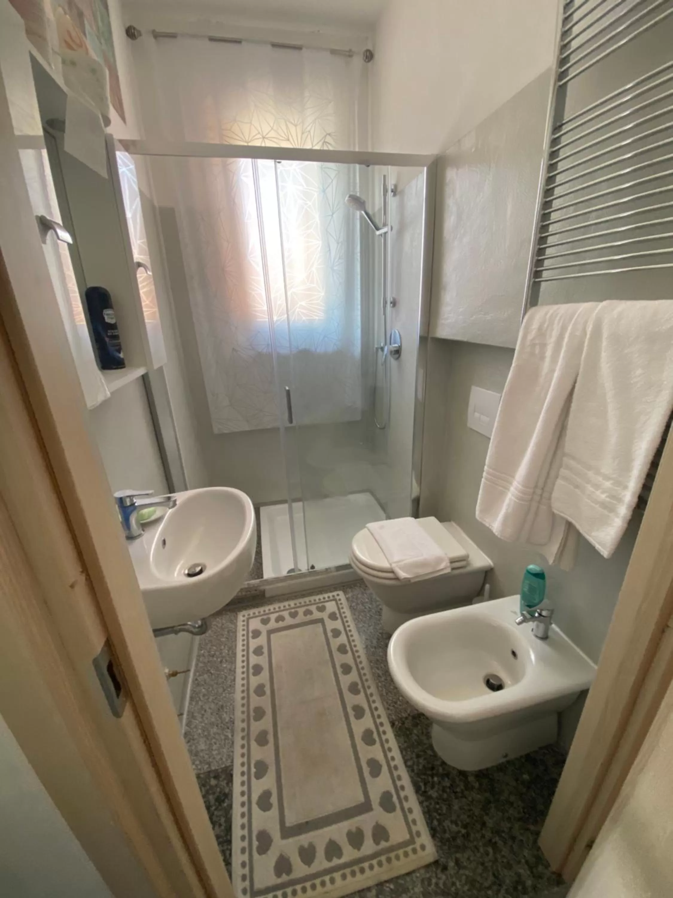 Shower in Macloud pub B&B