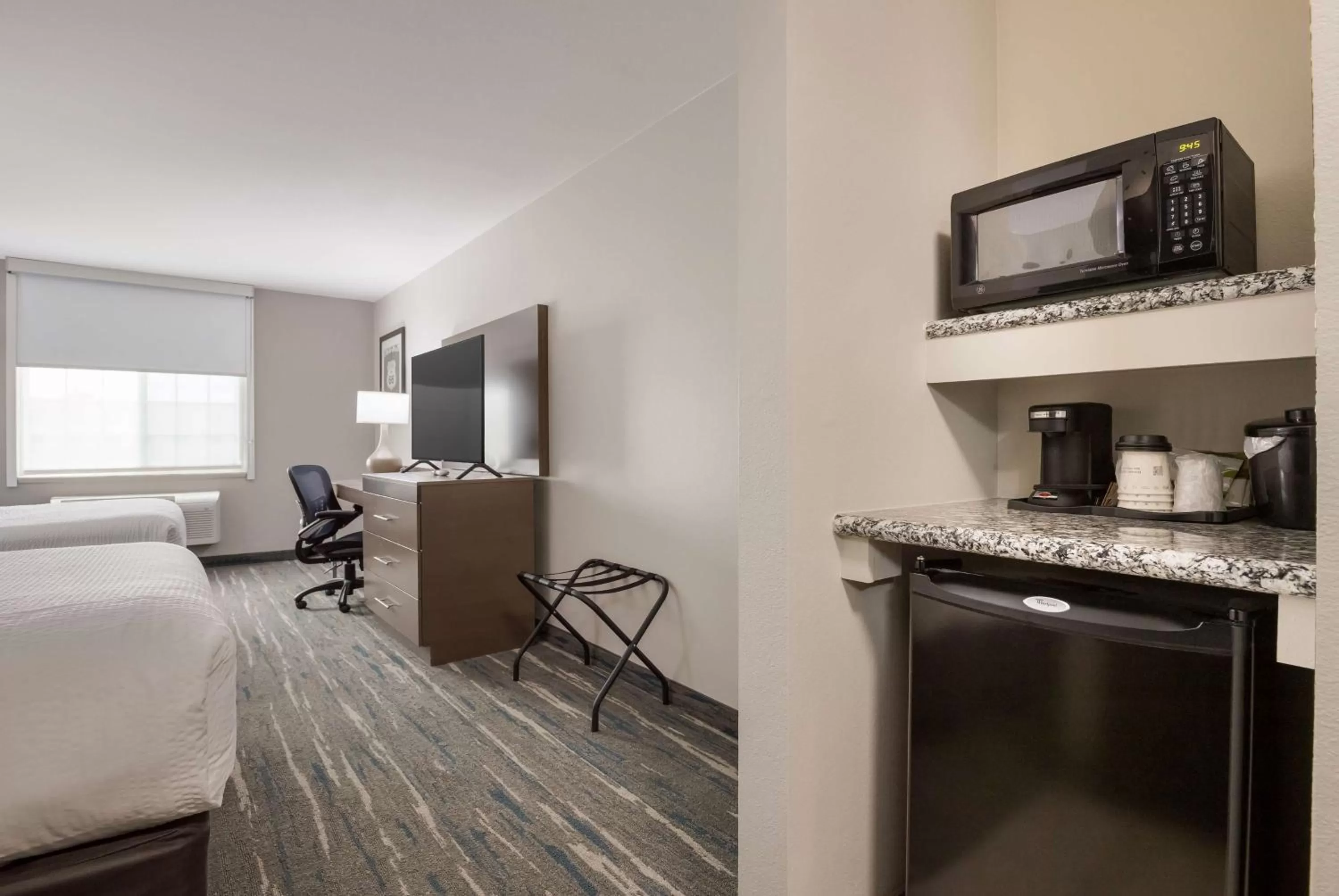 Bedroom, Bed in Best Western NSU Inn