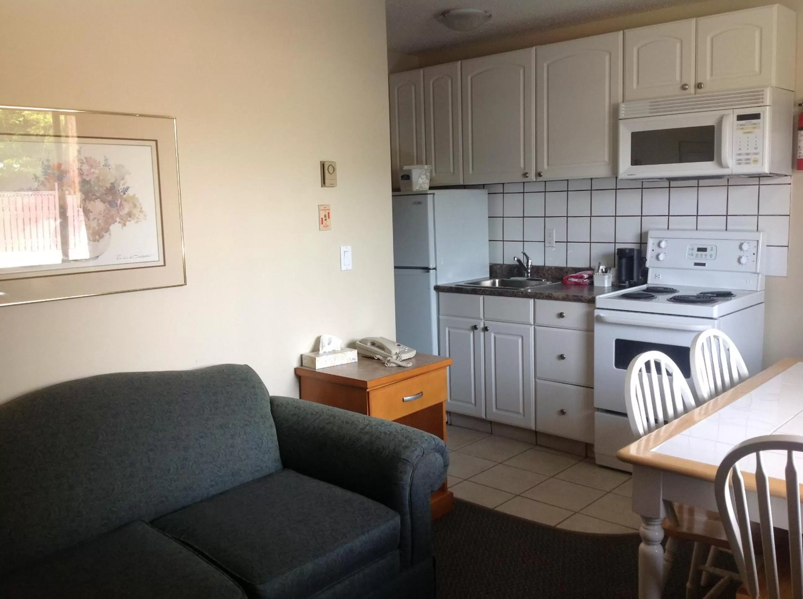 Kitchen or kitchenette in Canadas Best Value Inn & Suites-Vernon