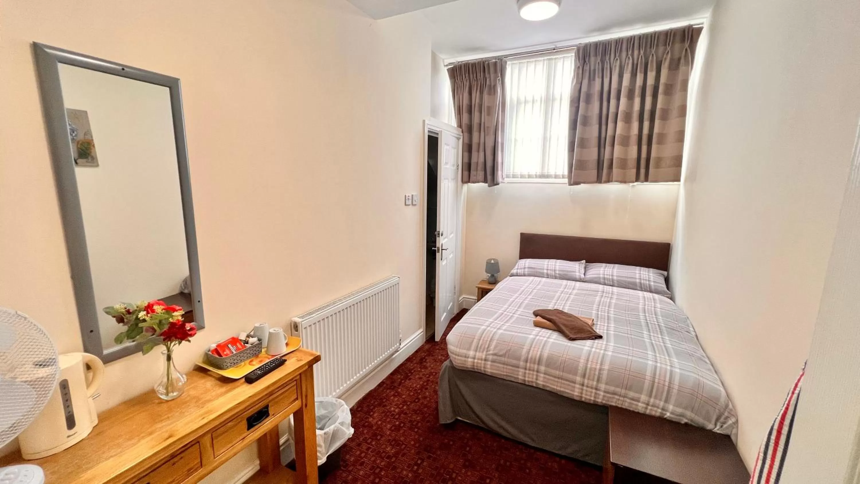 Photo of the whole room, Bed in The Cabbage Hall Hotel
