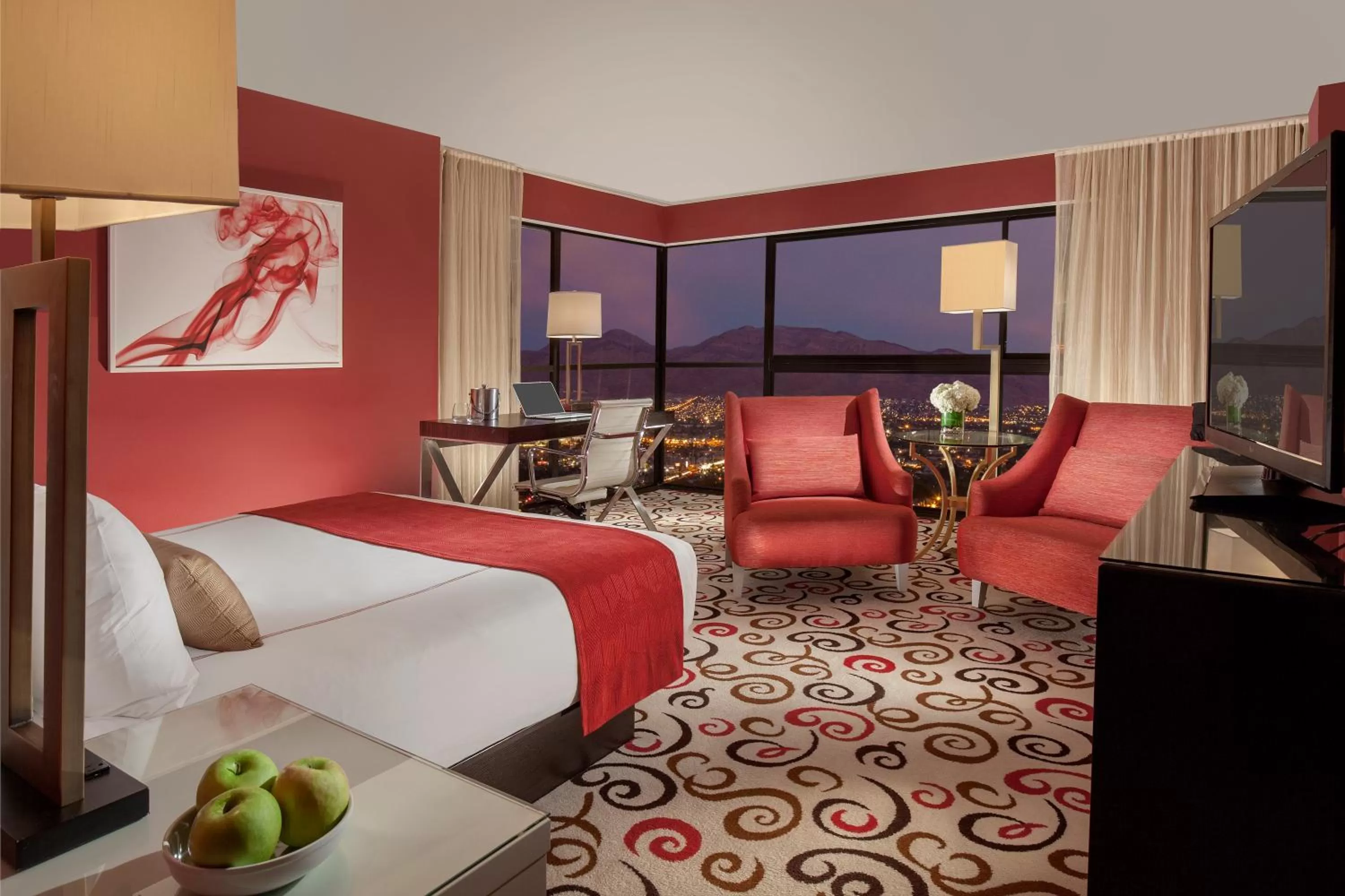 Living room, Bed in Downtown Grand Hotel & Casino