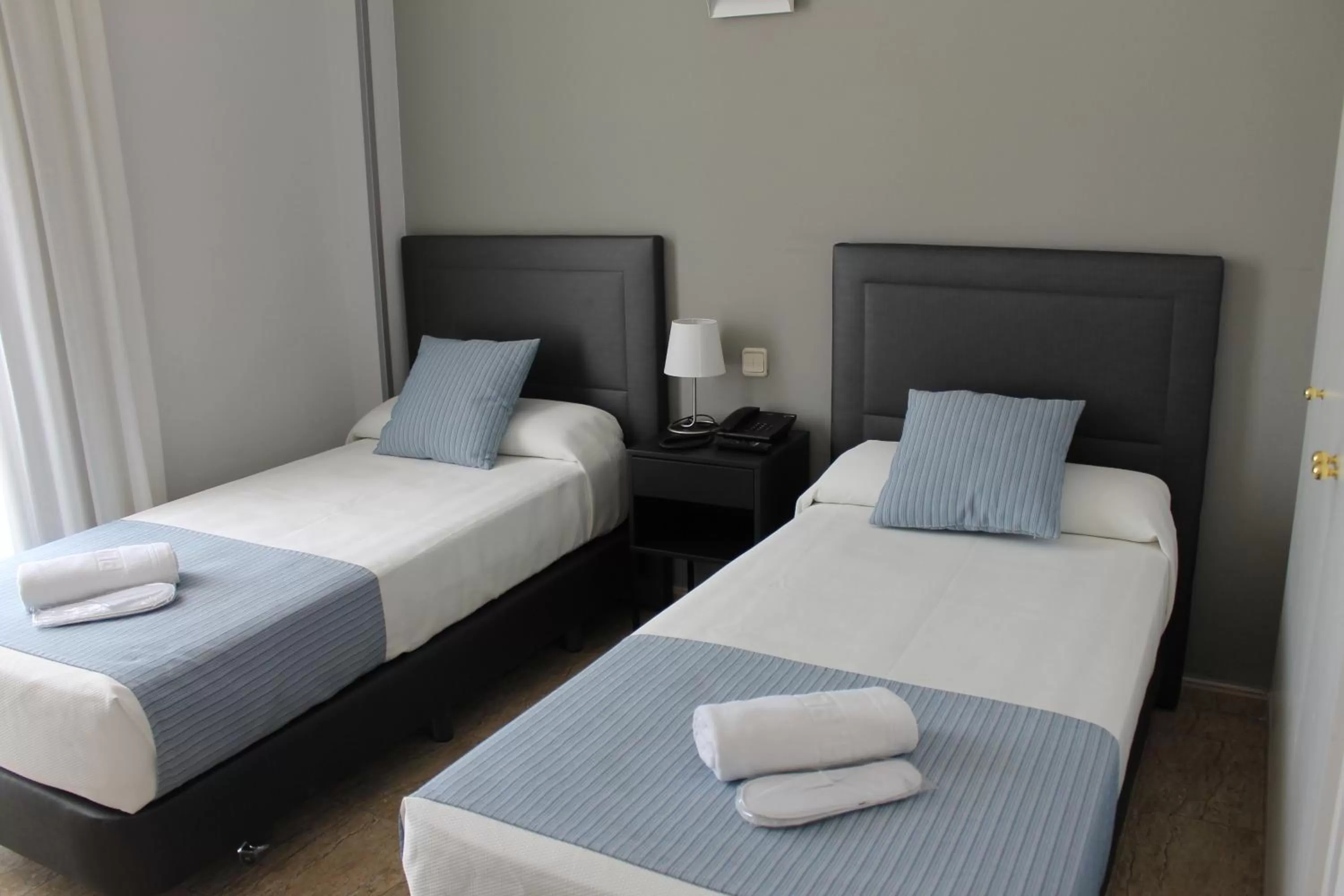 Bed in Hotel Barajas Plaza