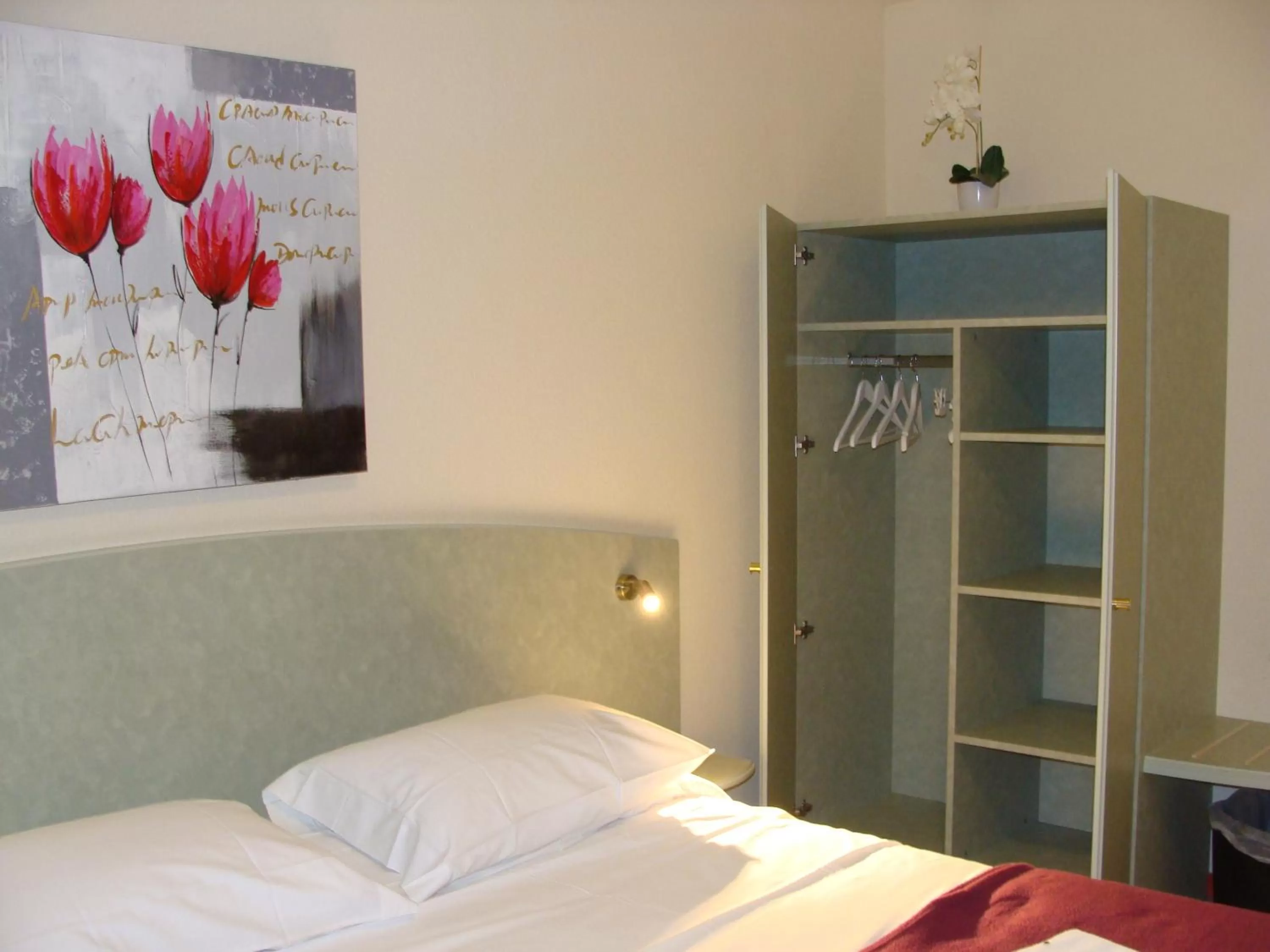 Photo of the whole room in Abel Hôtel