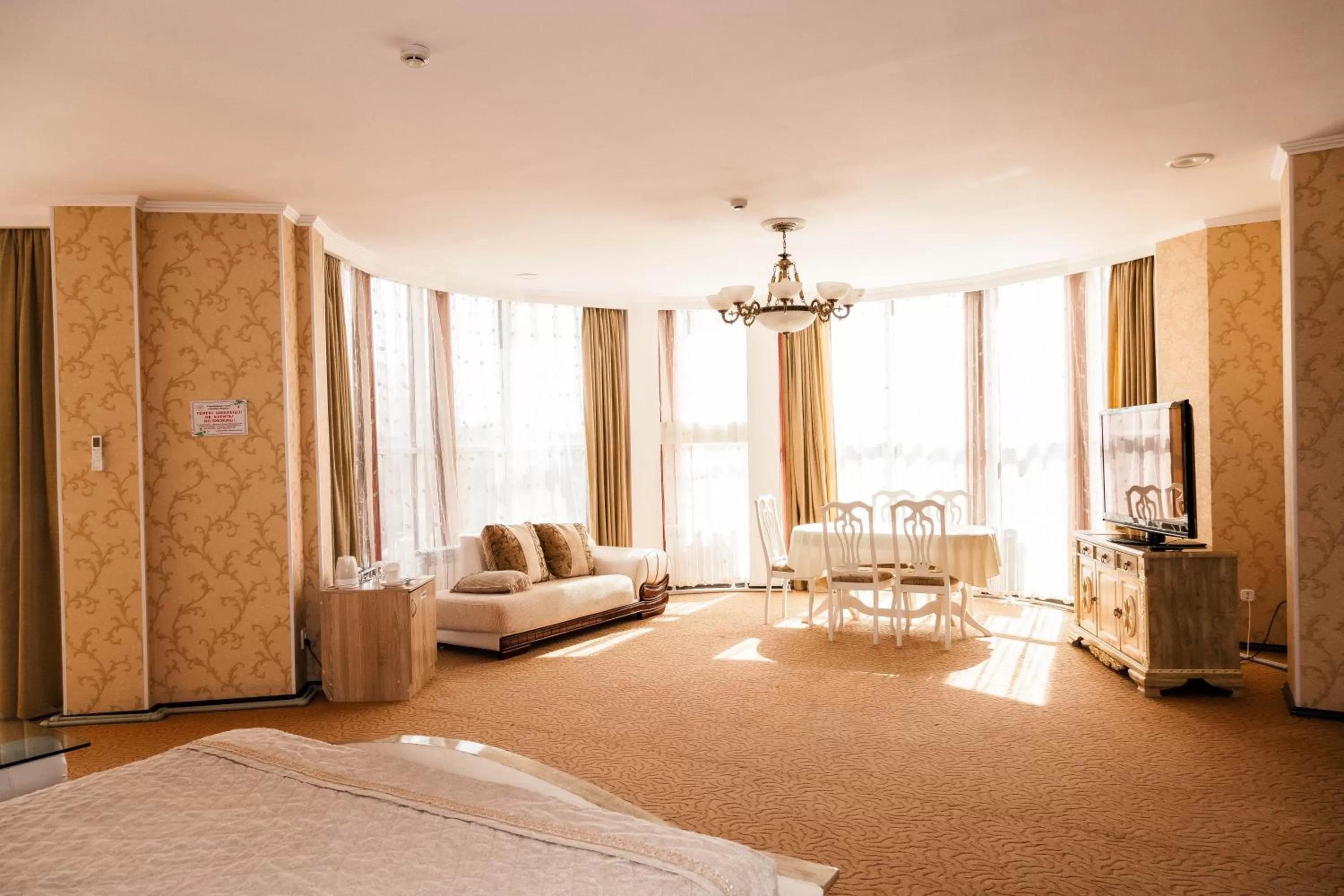 Living room, Bed in Golden Palace