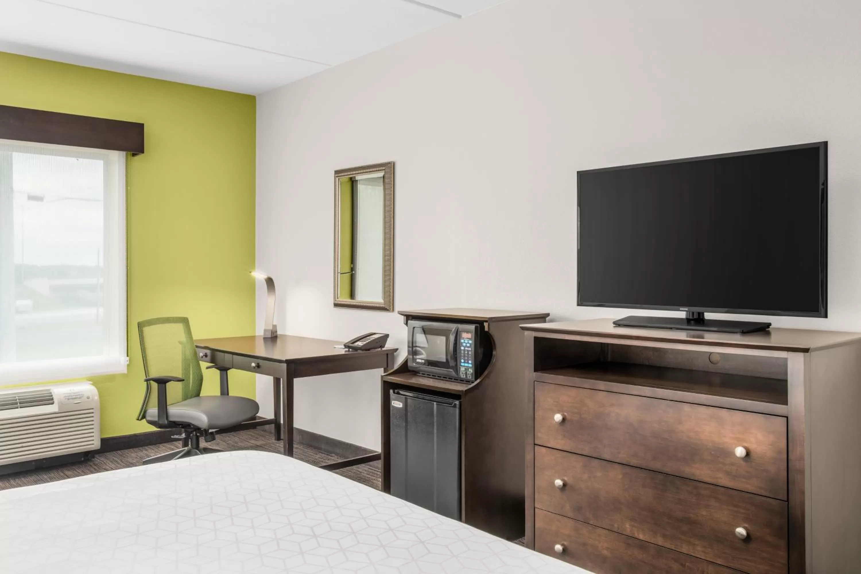 Bedroom, Bed in Holiday Inn Express & Suites Wilmington-Newark by IHG