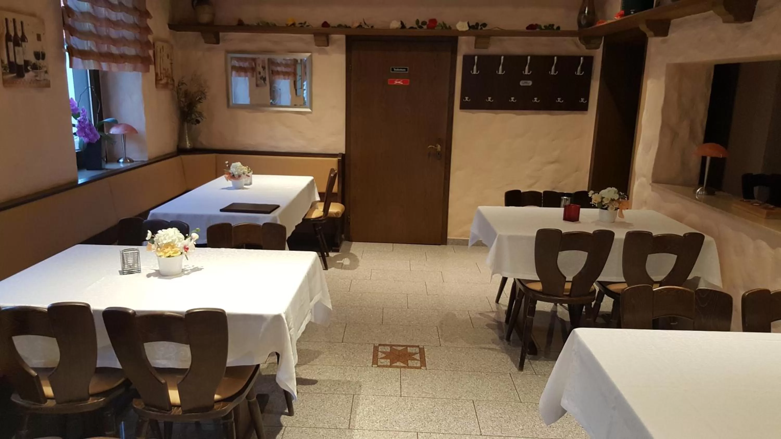 Restaurant/places to eat in Hotel Exquisite