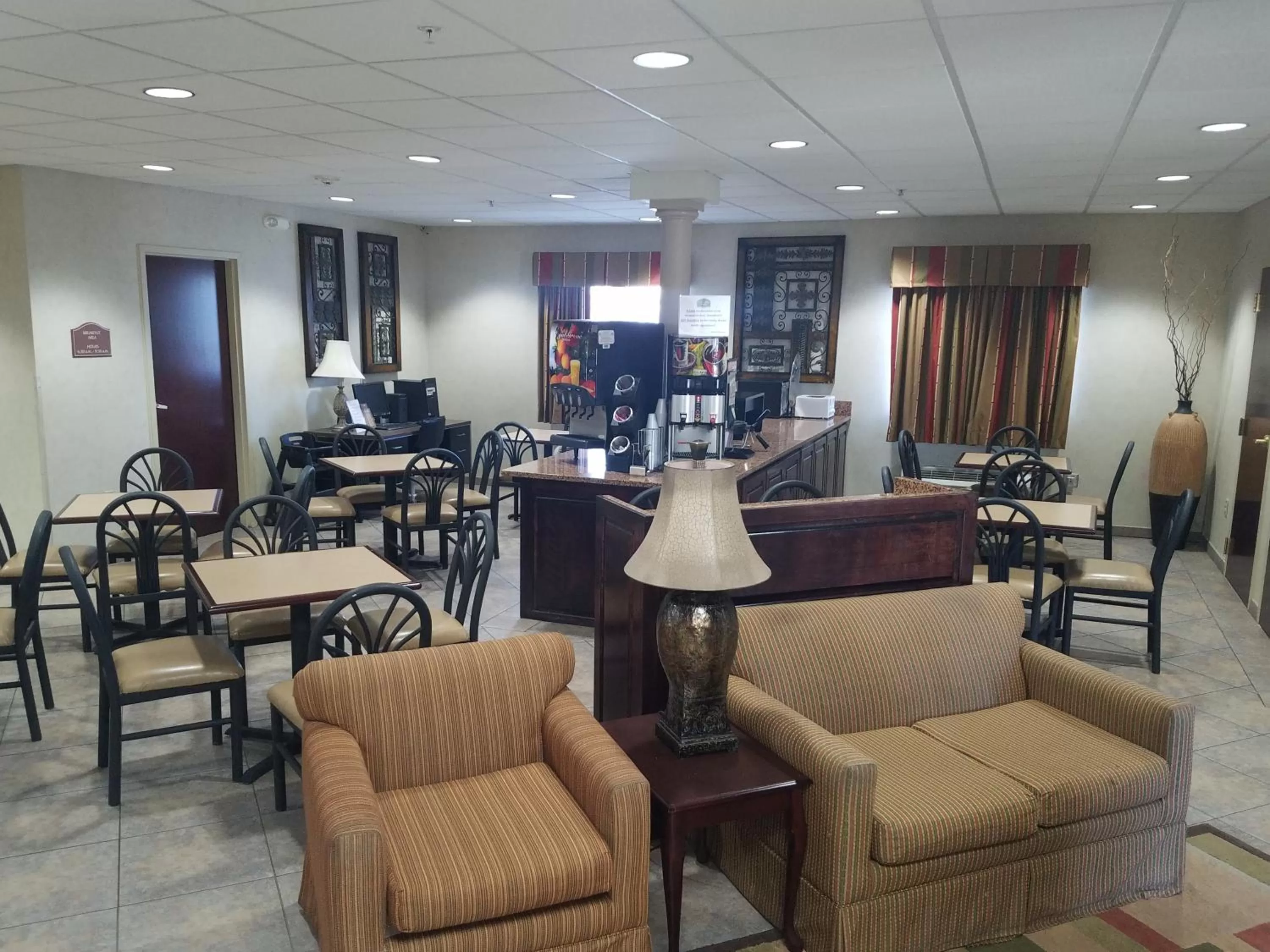 Restaurant/Places to Eat in HomeTown Hotel