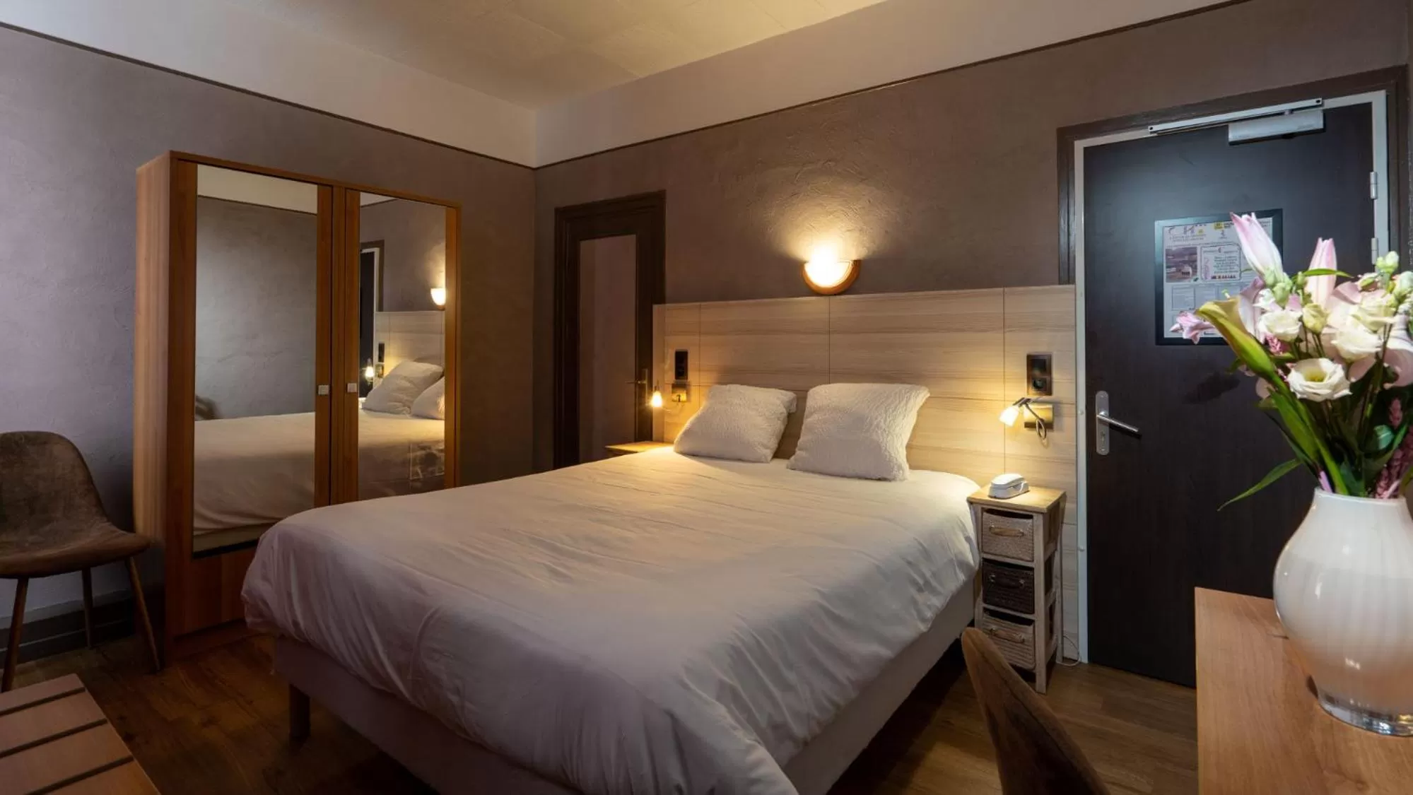 Bed in Logis Central Hôtel - Restaurant & Spa