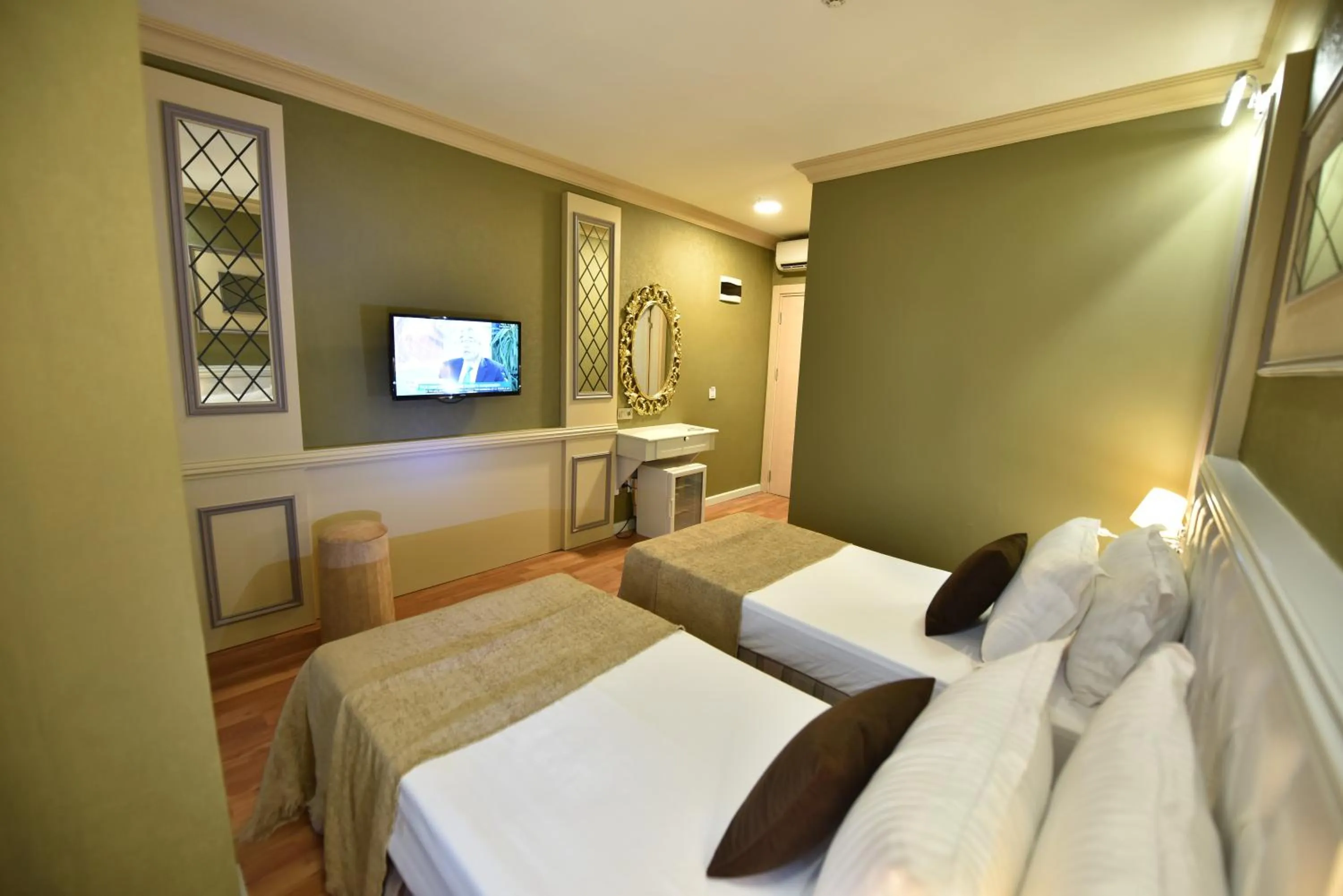 Photo of the whole room, Bed in Sunlight Hotel