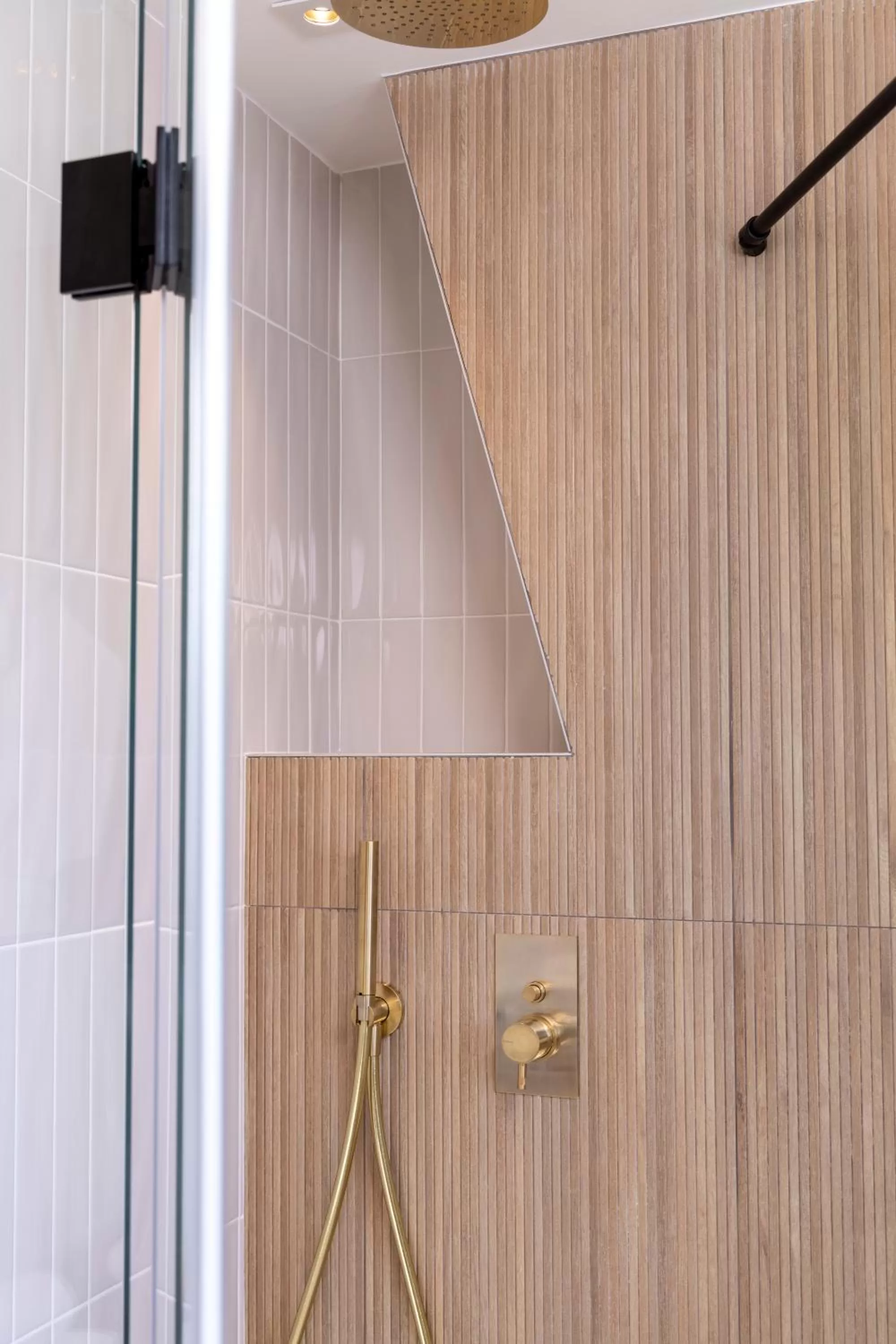 Shower in Hôtel Beige