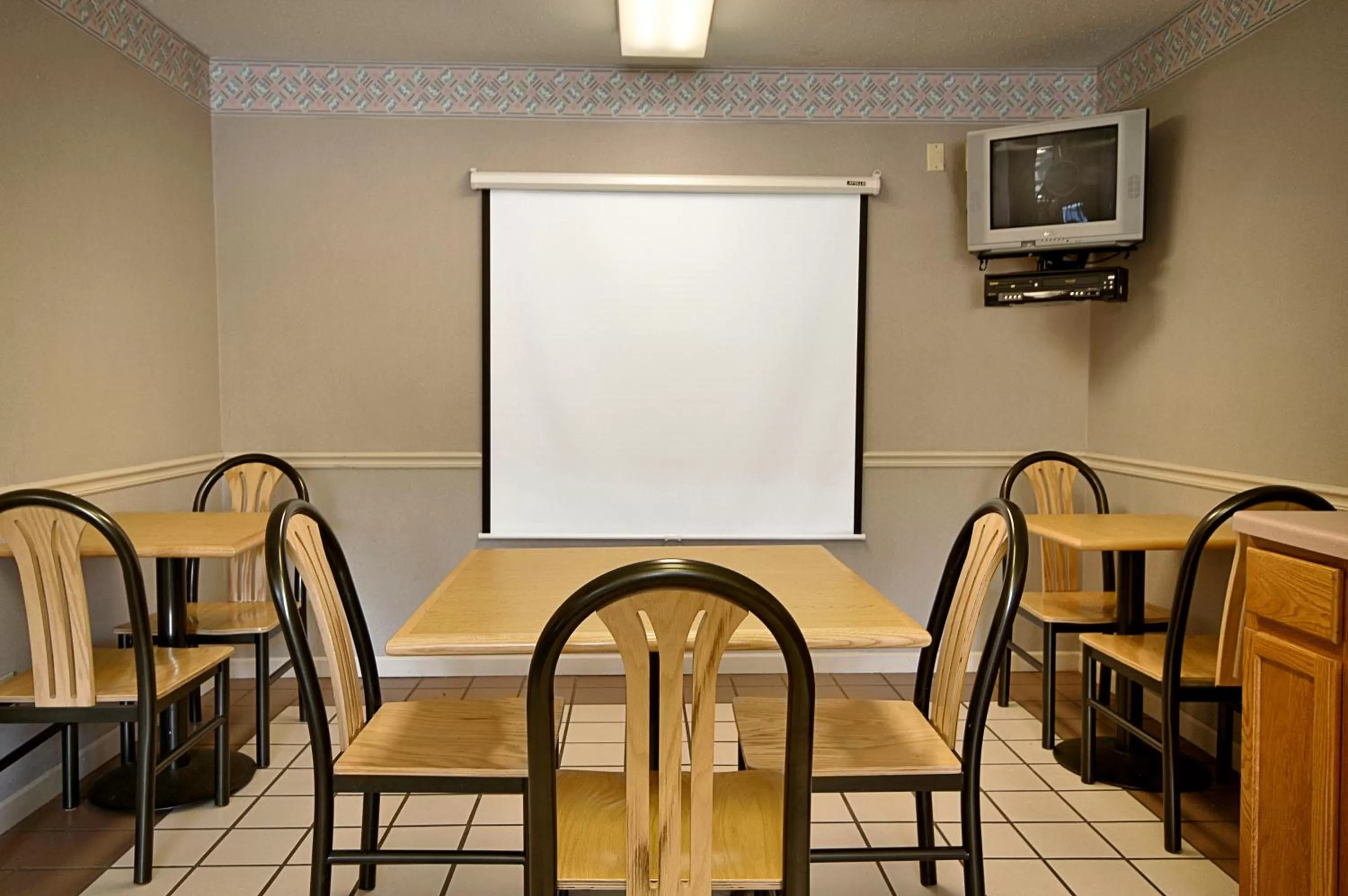 Food and drinks in Super 8 by Wyndham East Peoria