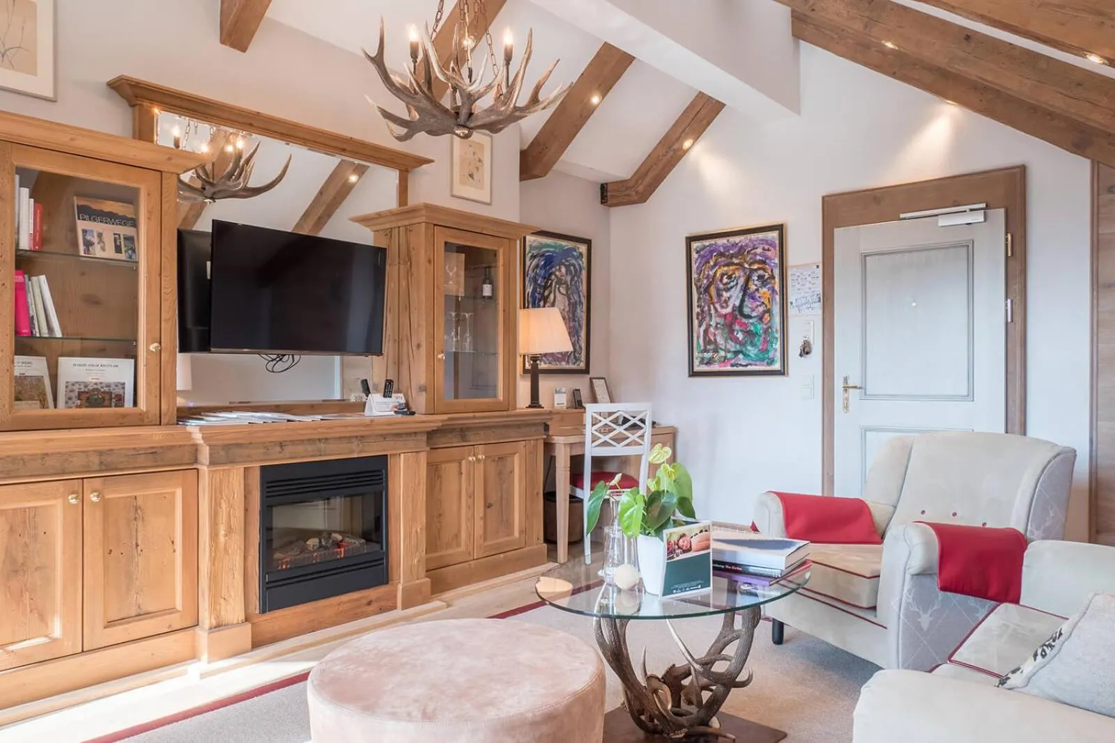 Living room, TV/Entertainment Center in Astoria Resort