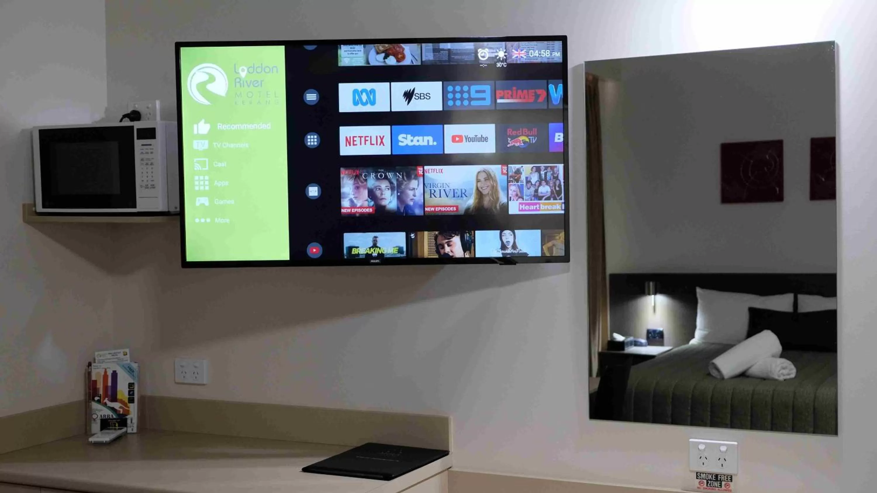 Bed in Loddon River Motel Kerang