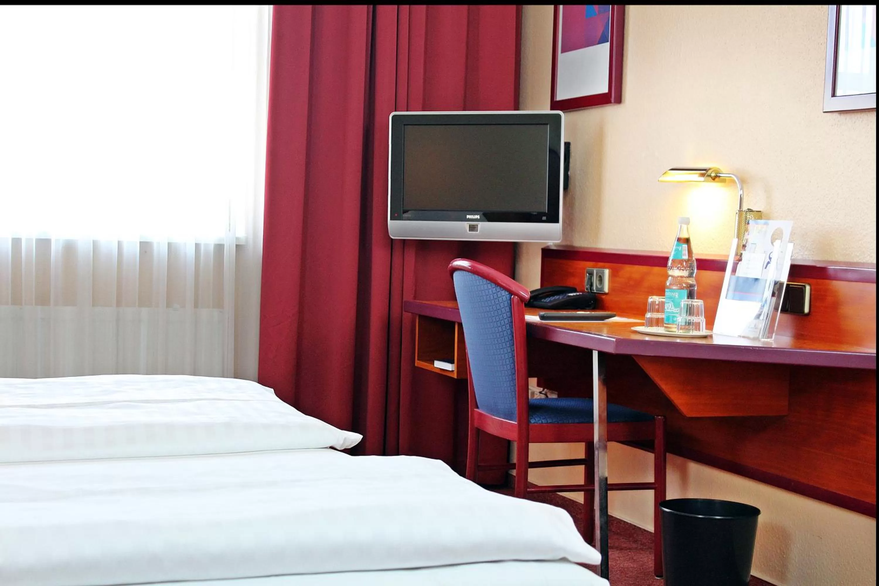 Photo of the whole room, TV/Entertainment Center in PLAZA INN Berlin Charlottenburg