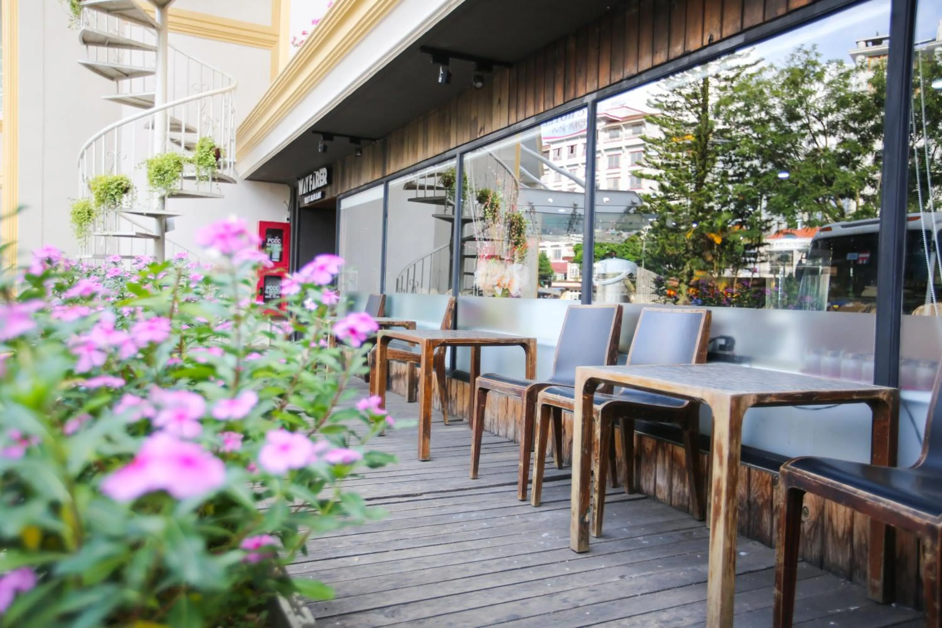 Restaurant/places to eat in Nice Dream Hotel