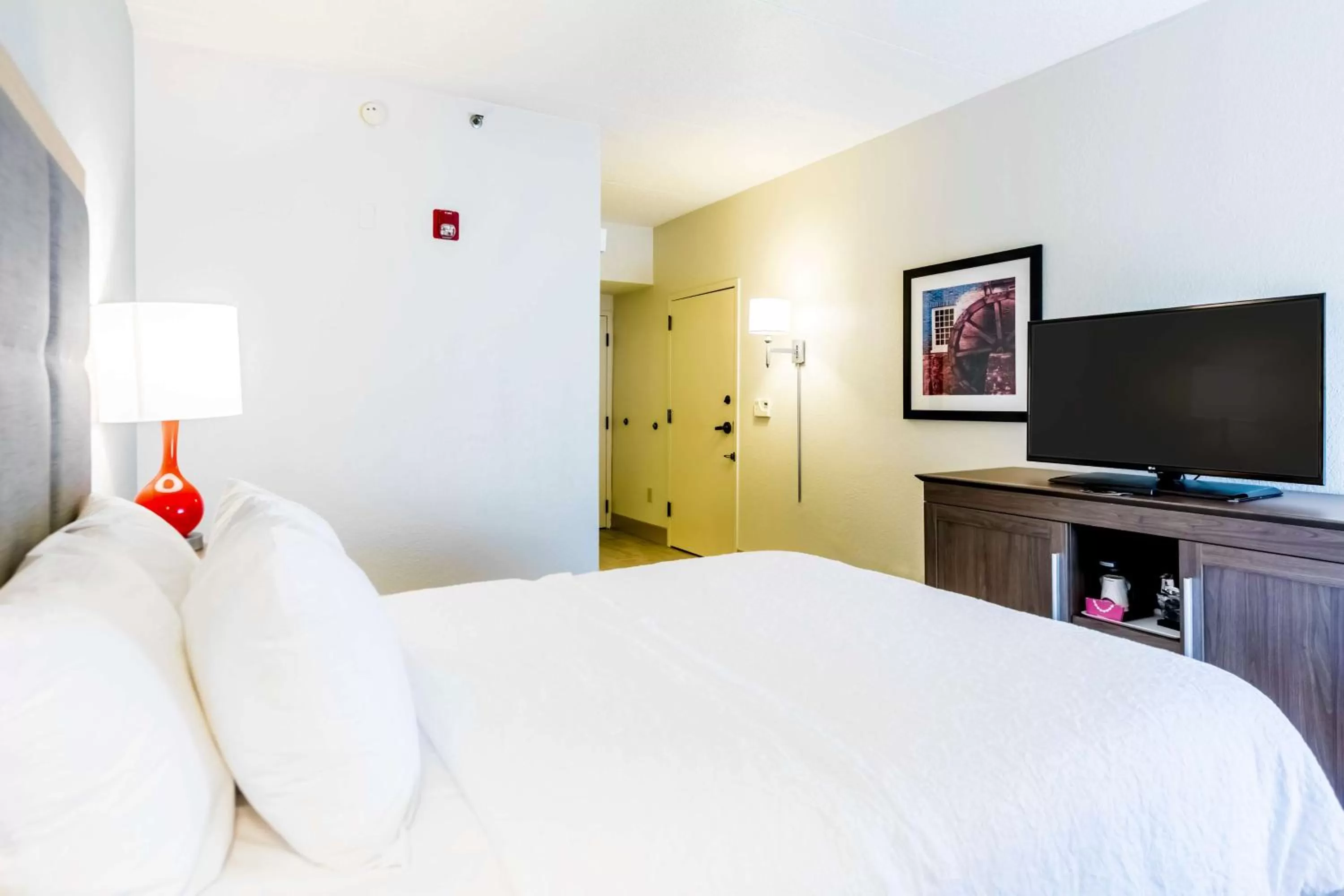 Bedroom, Bed in Hampton Inn St Charles St Peters