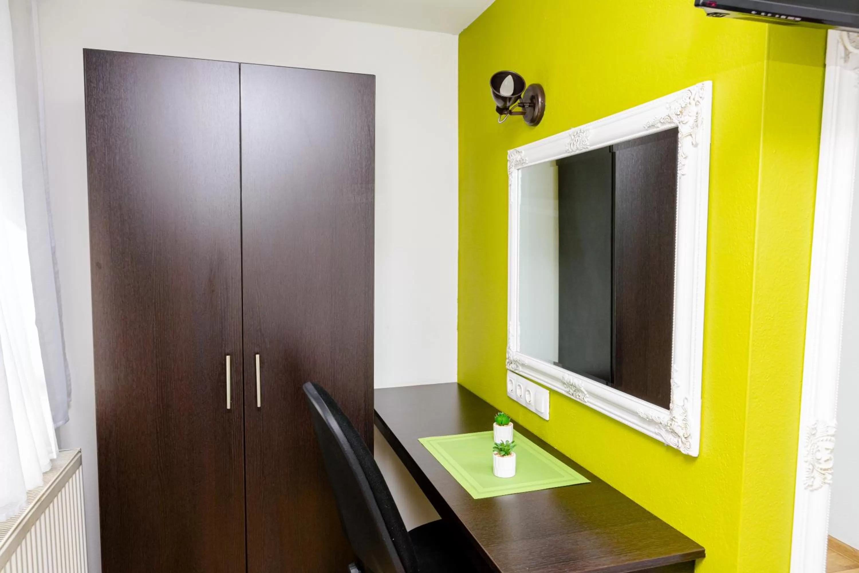 Bedroom, TV/Entertainment Center in Pensiunea Pictorilor