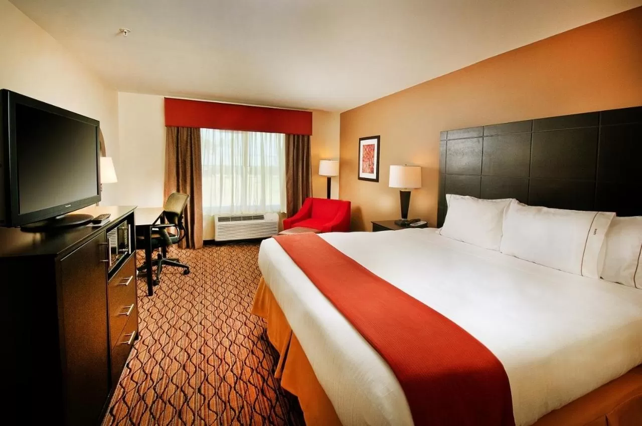 TV and multimedia, Bed in Holiday Inn Express Hotel and Suites Pearsall by IHG