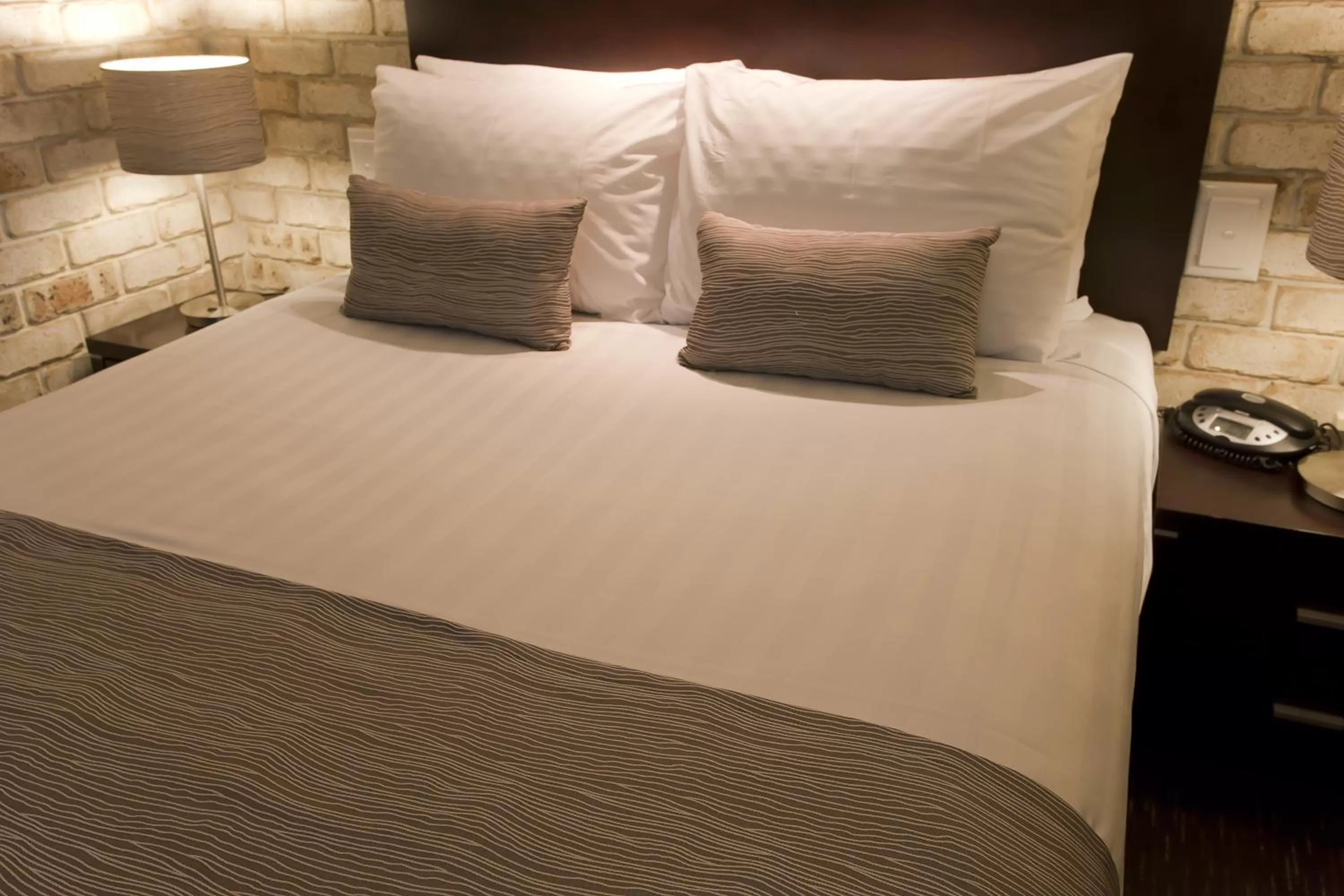 Bed in Highlander Motor Inn