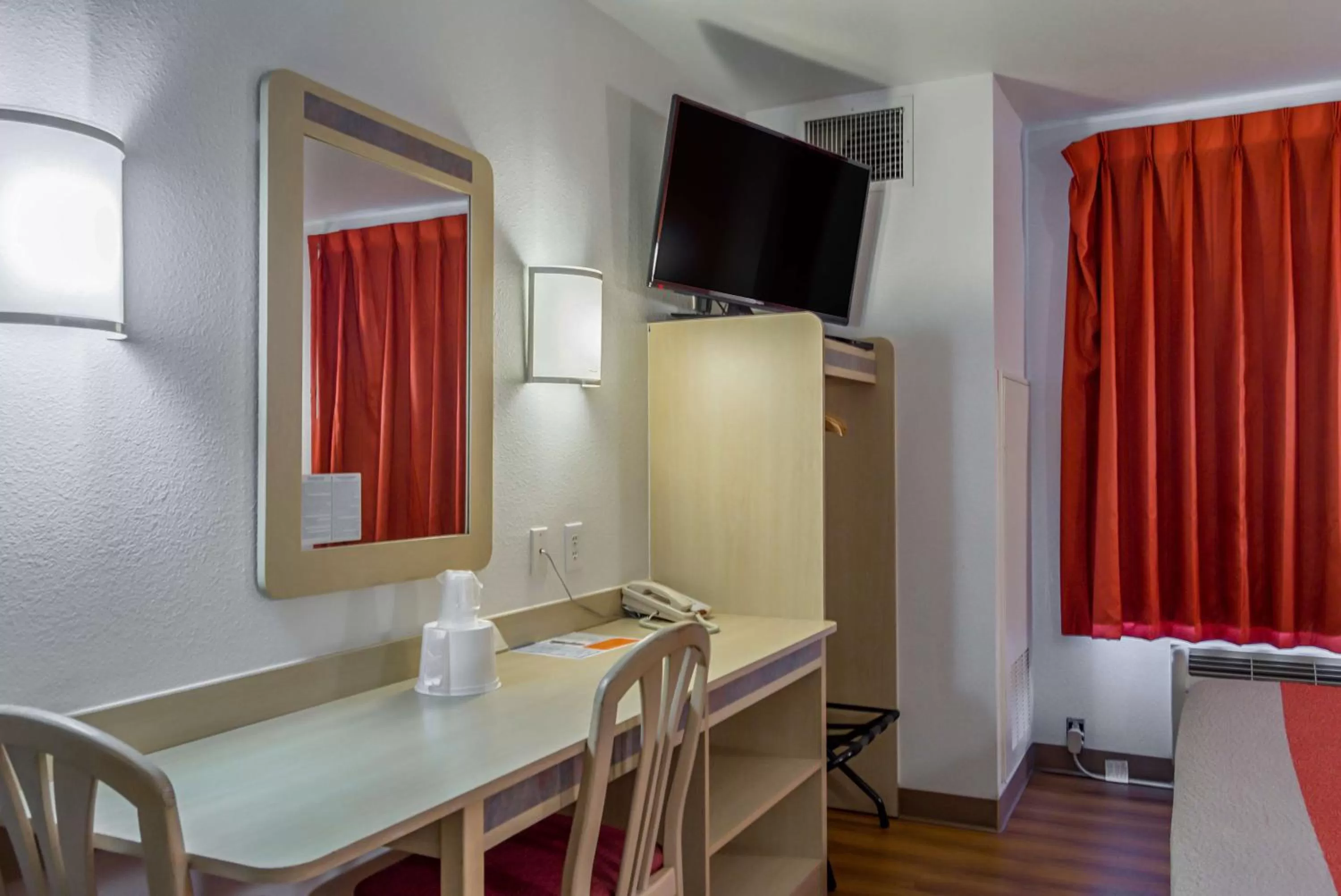 TV and multimedia in Motel 6-Redmond, OR