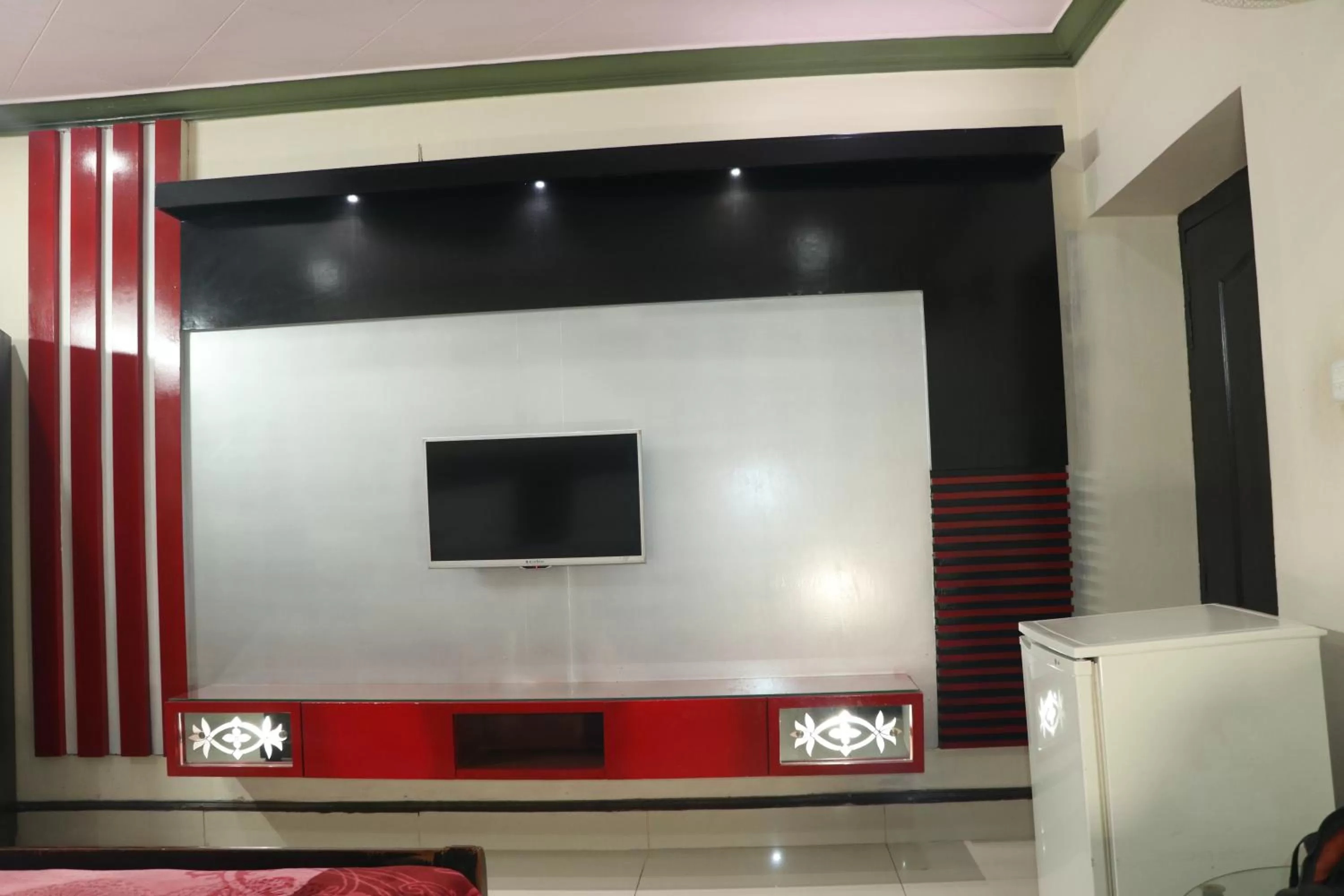 TV and multimedia, TV/Entertainment Center in Hotel Grace inn