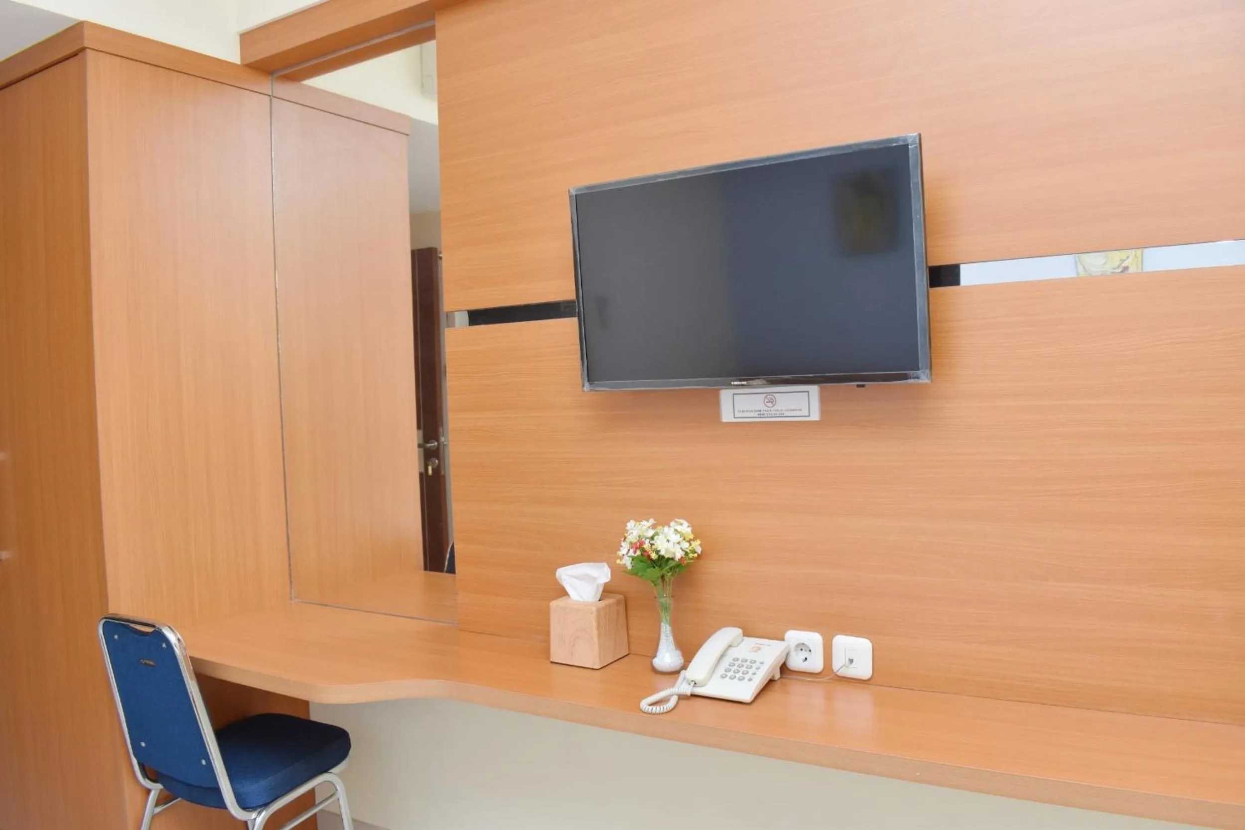 TV and multimedia in Homestay 82 Syariah Palembang