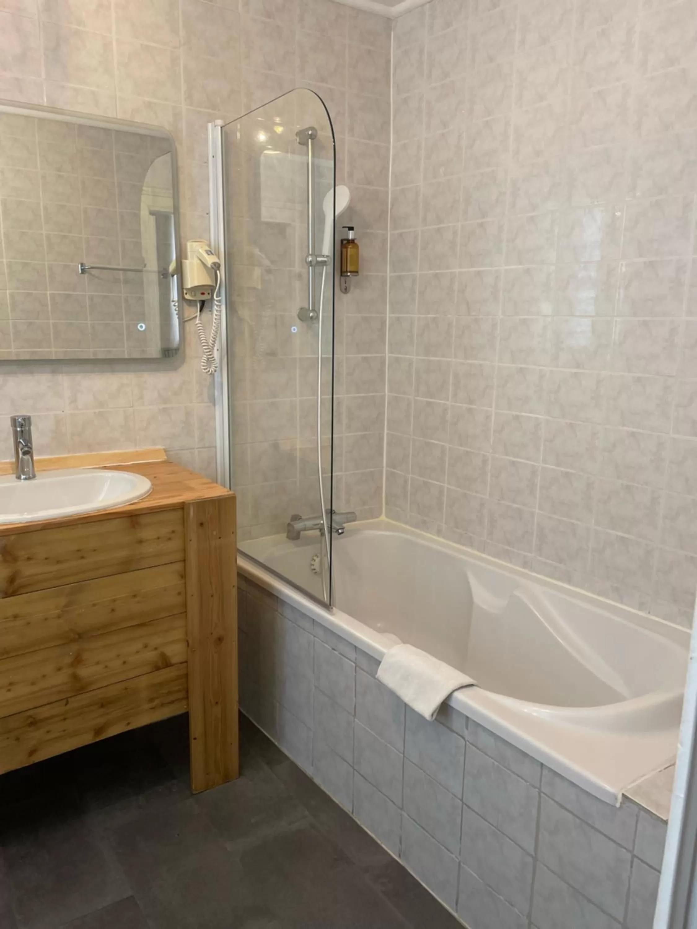 Bathroom in Hôtel & Restaurant Le Patio VICHY