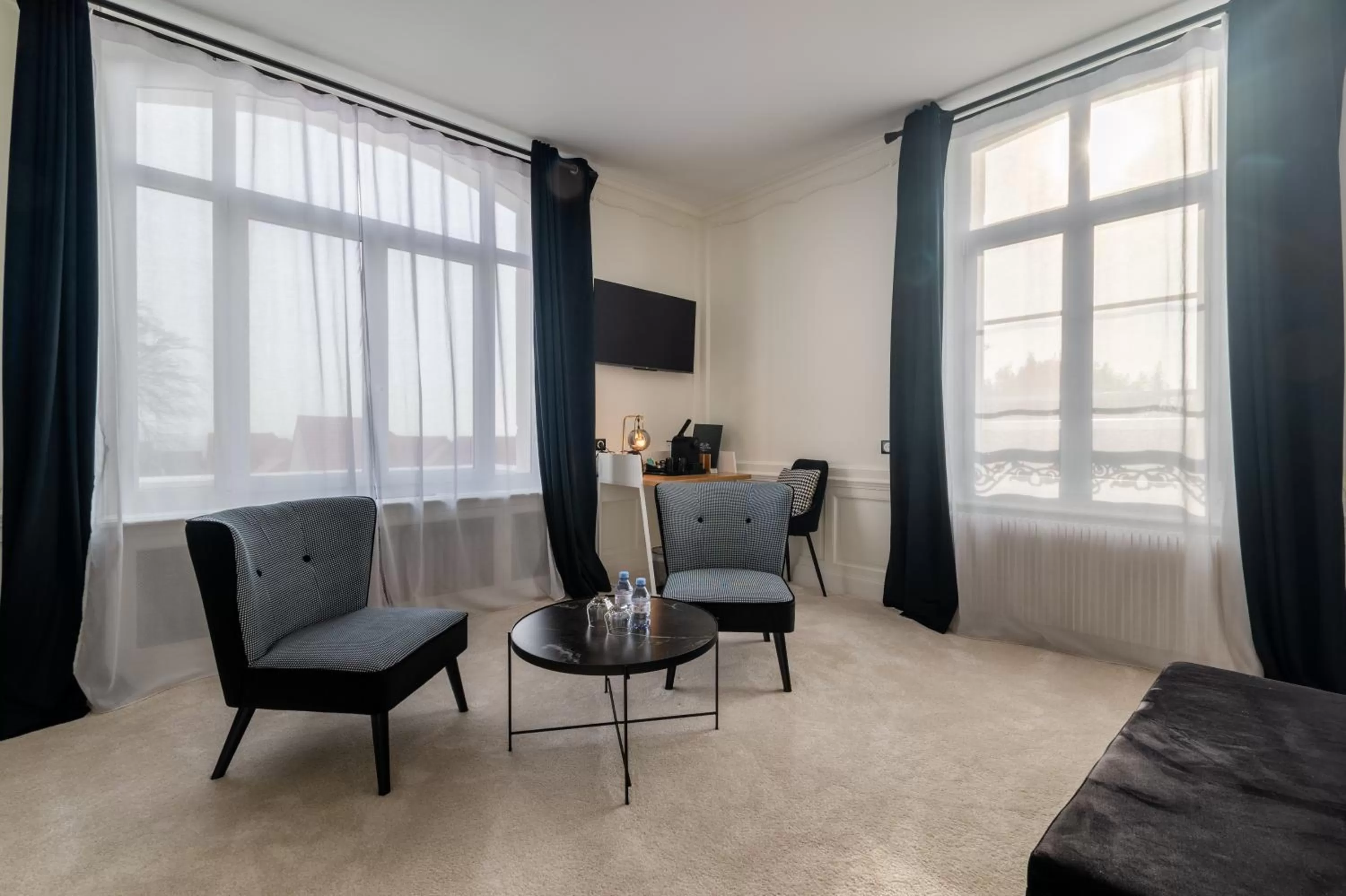 Property building in Hôtel Échappée en Baie - Parking privé gratuit dont forfaits bornes électriques réservable