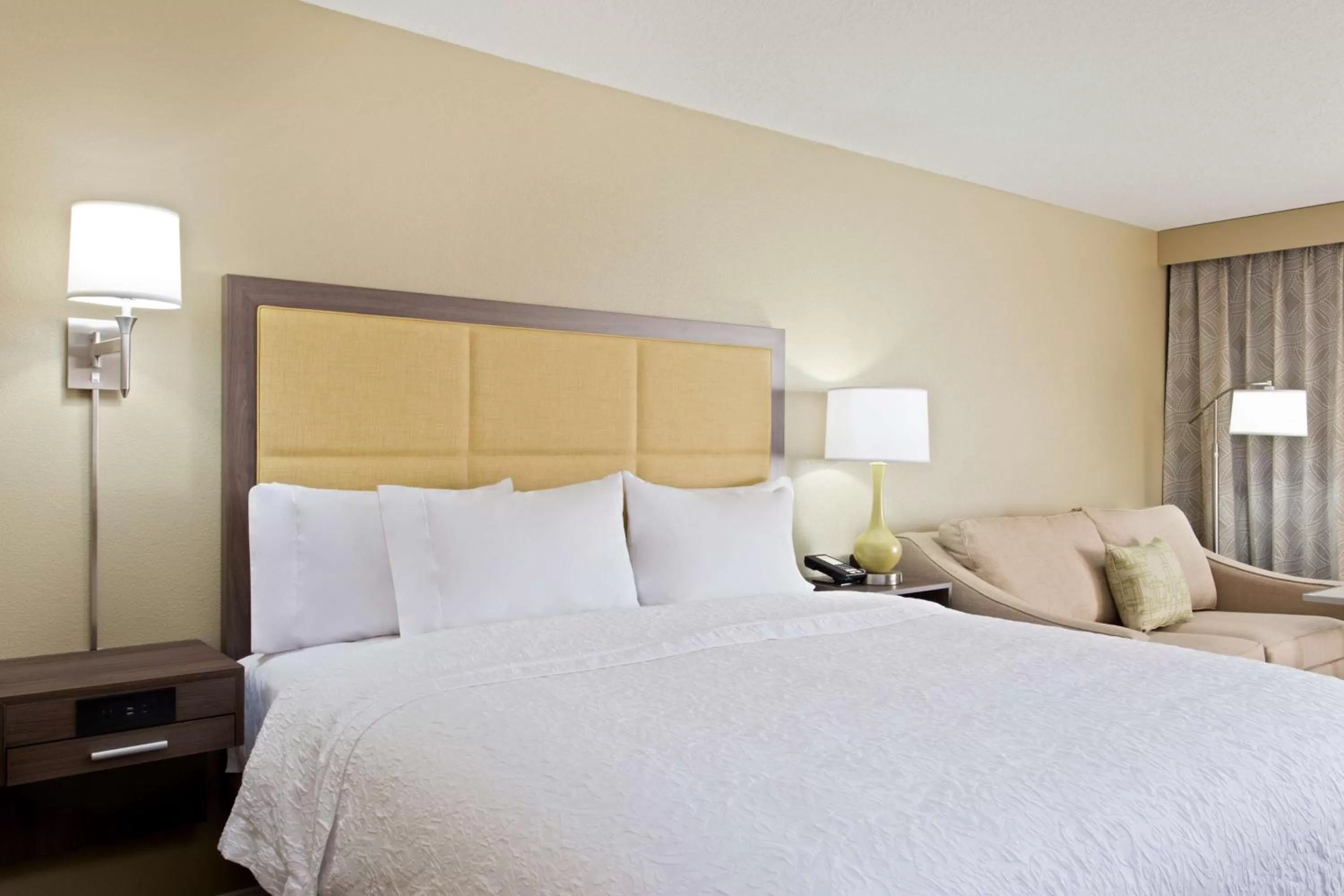 Bed in Hampton Inn Sault Ste Marie, MI