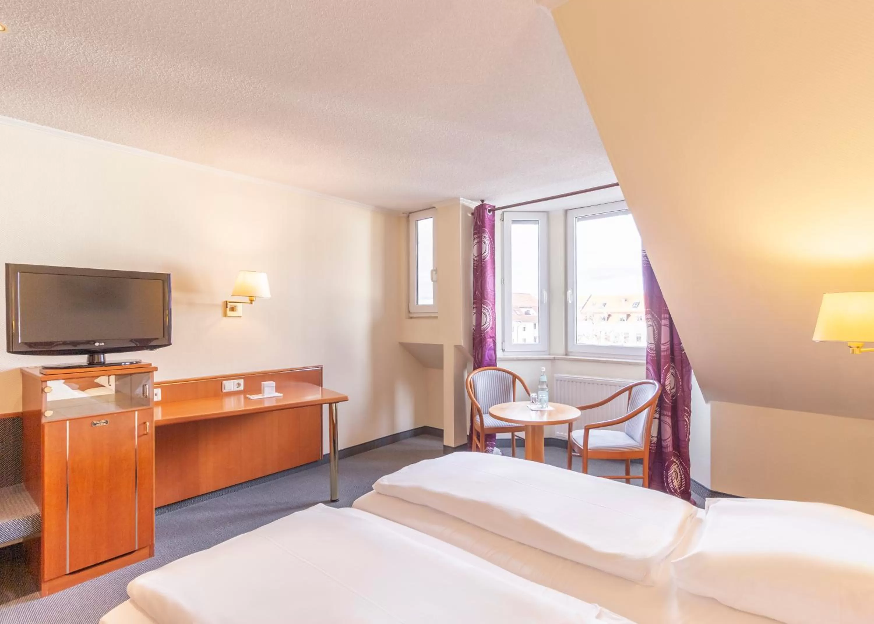 Seating area, Bed in Hotel Markgraf Leipzig