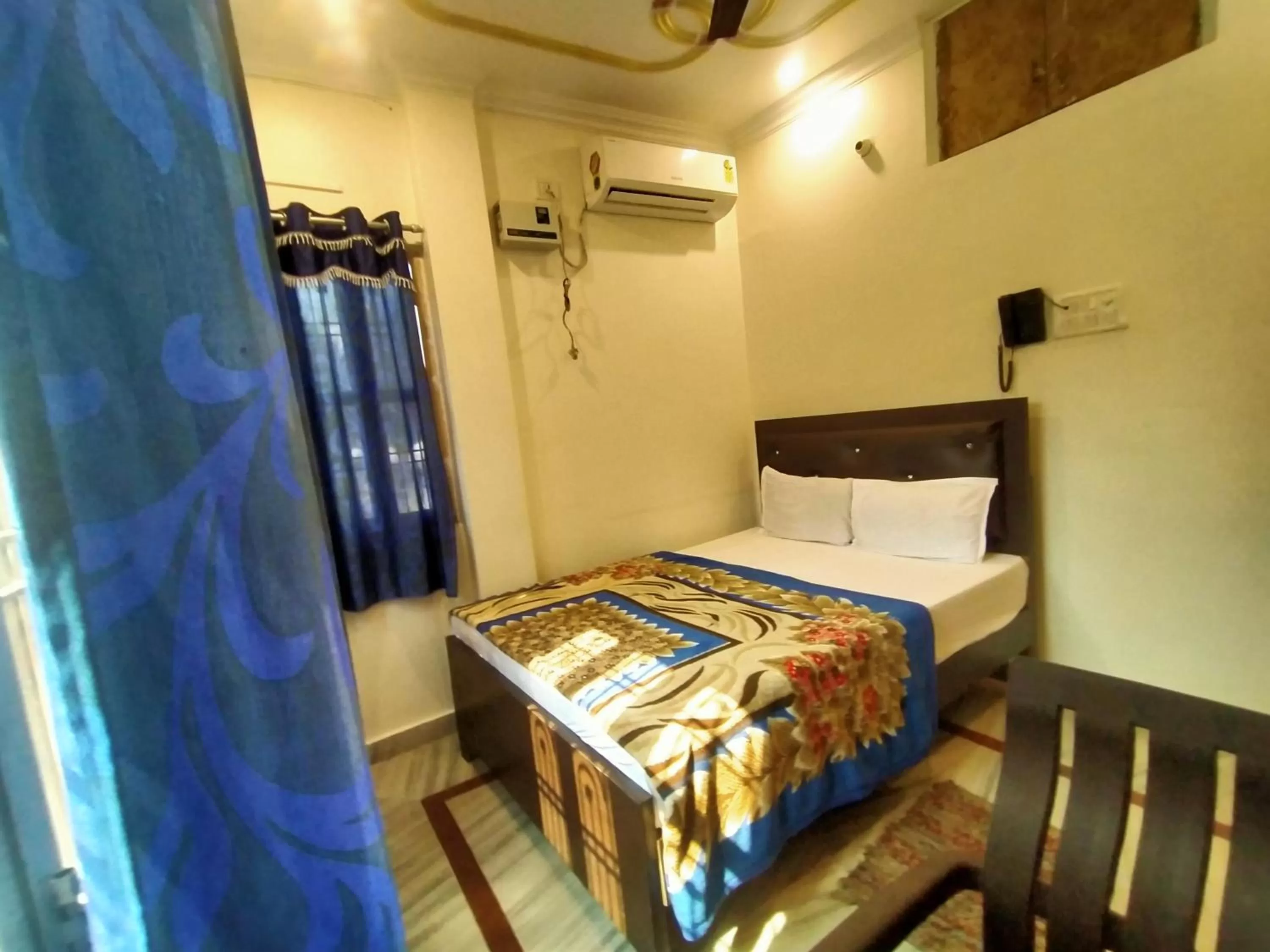 Bed in Hotel Aakash Ganga