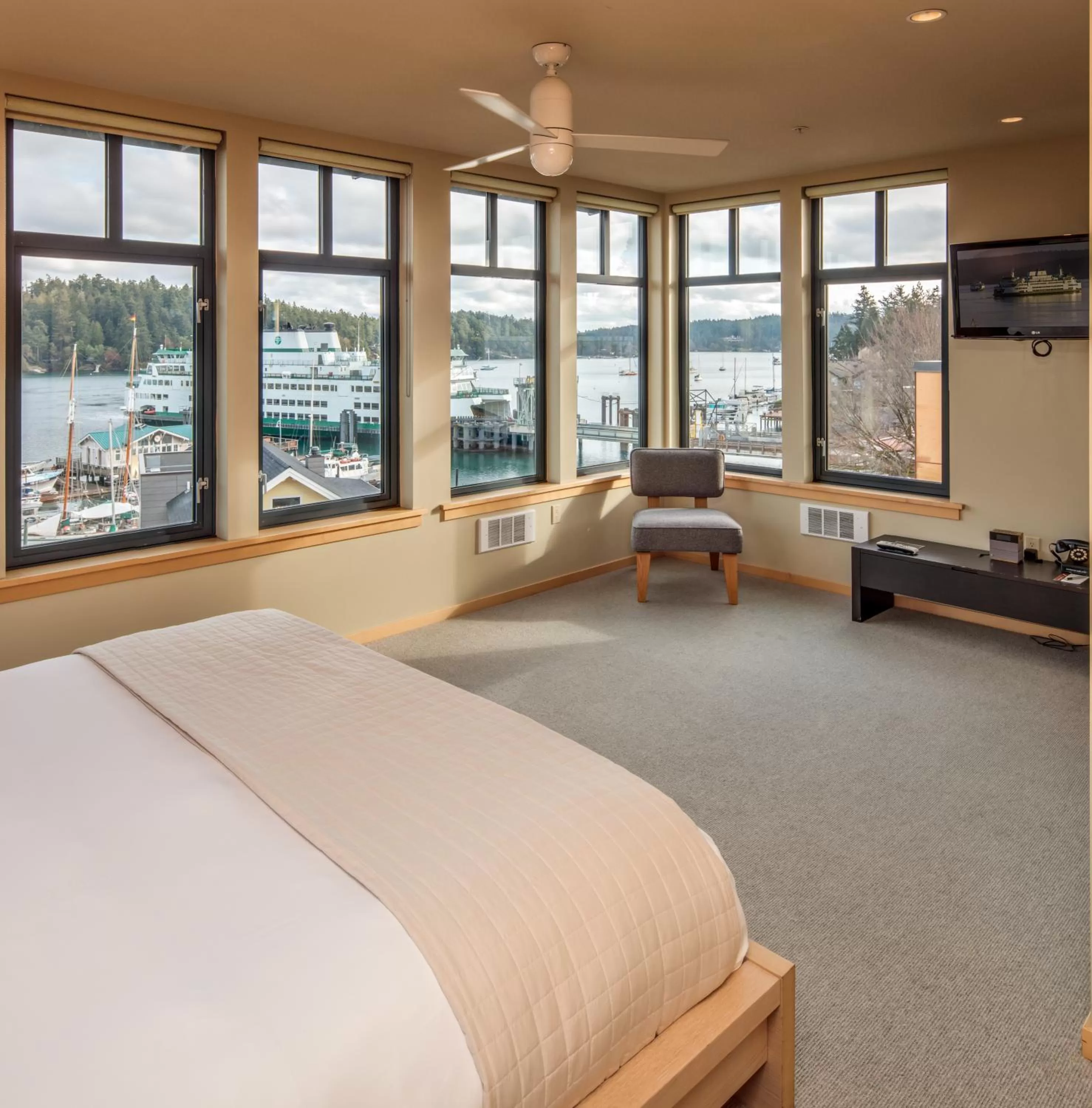 TV and multimedia, Bed in Island Inn at 123 West