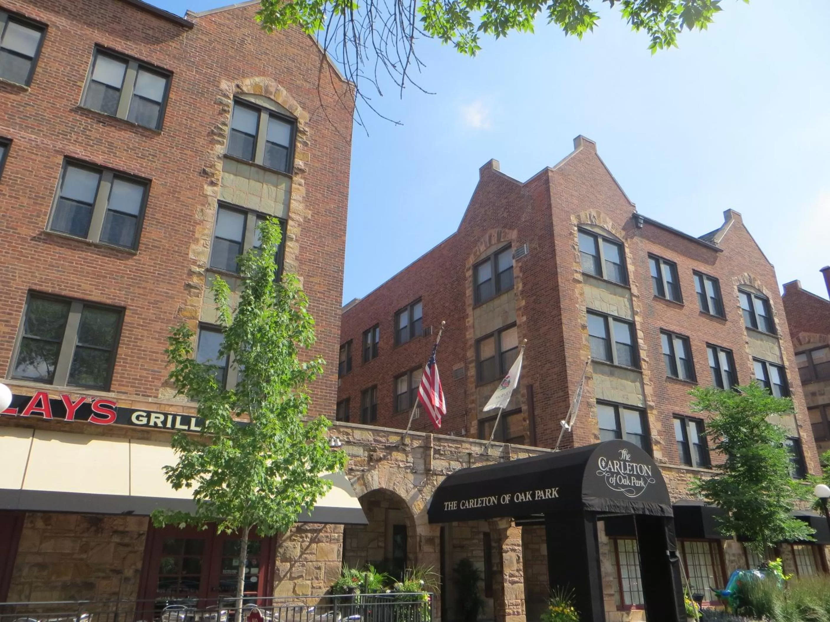 Facade/entrance in Carleton of Oak Park