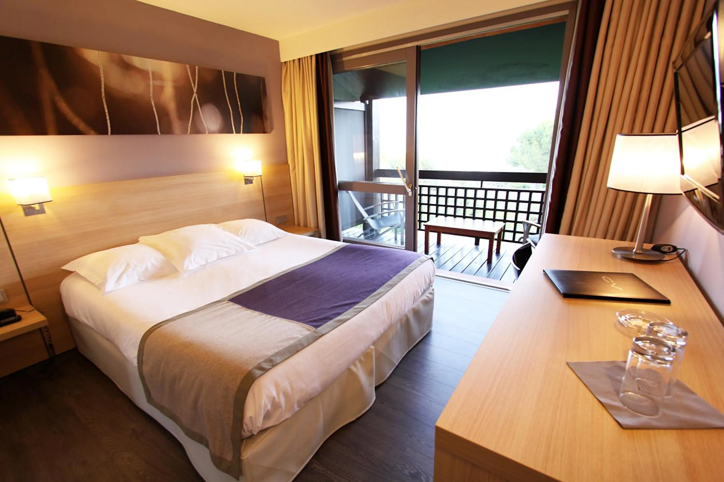 Photo of the whole room, Bed in Hôtel Castell'Verde