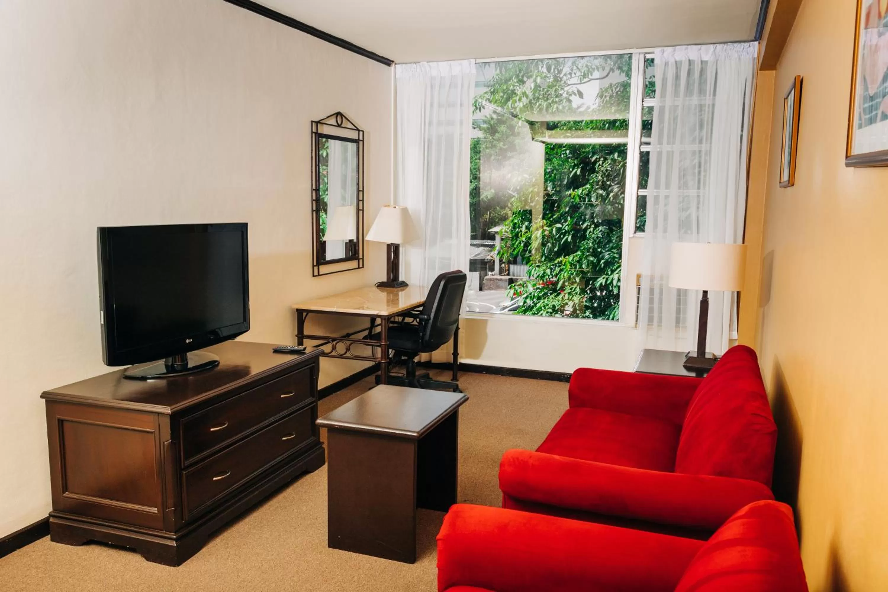 Living room in Plaza Hotel and Suites