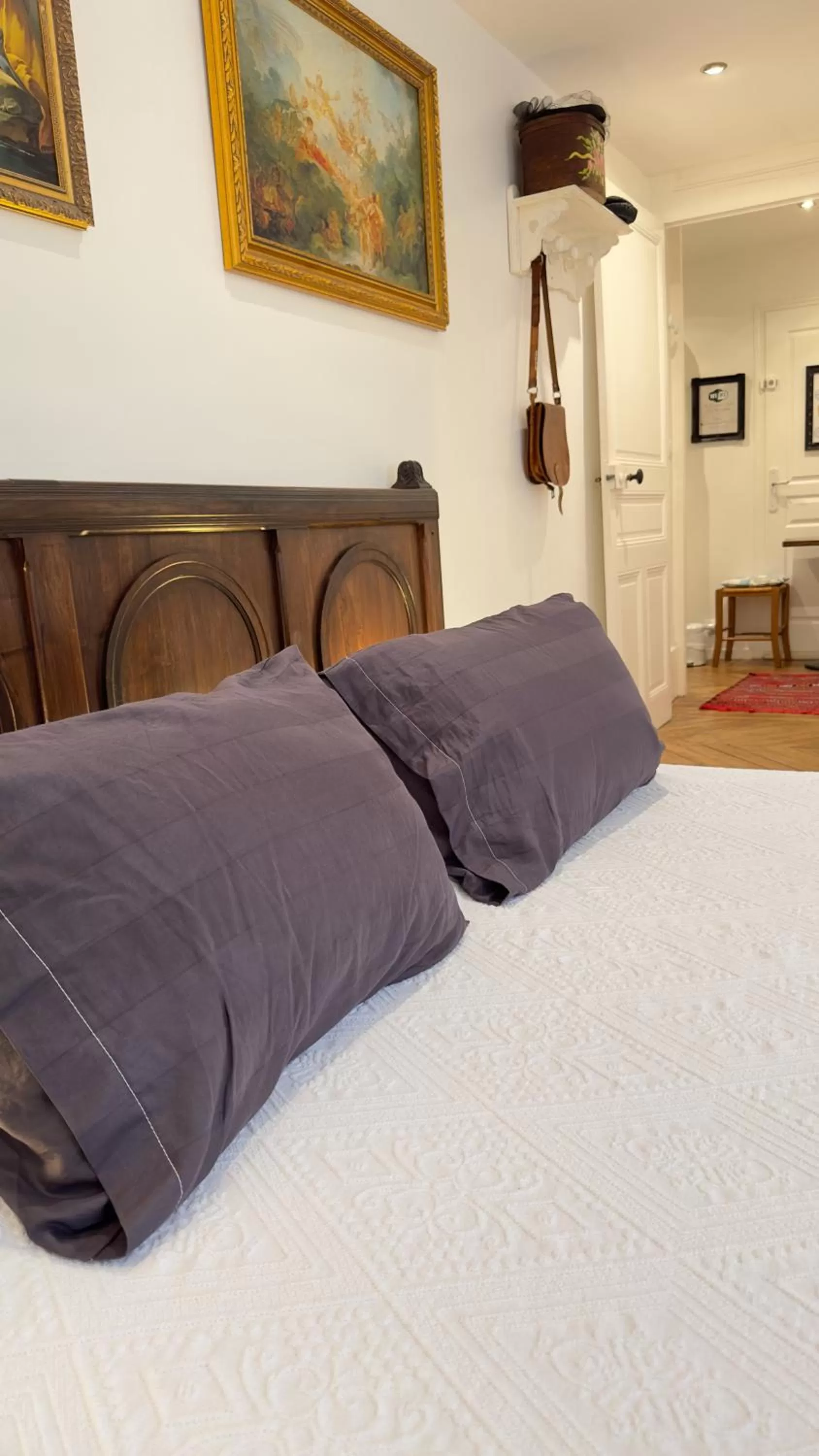 Bed in Chambre de charme au coeur du vieux Valence -Confort & Calme