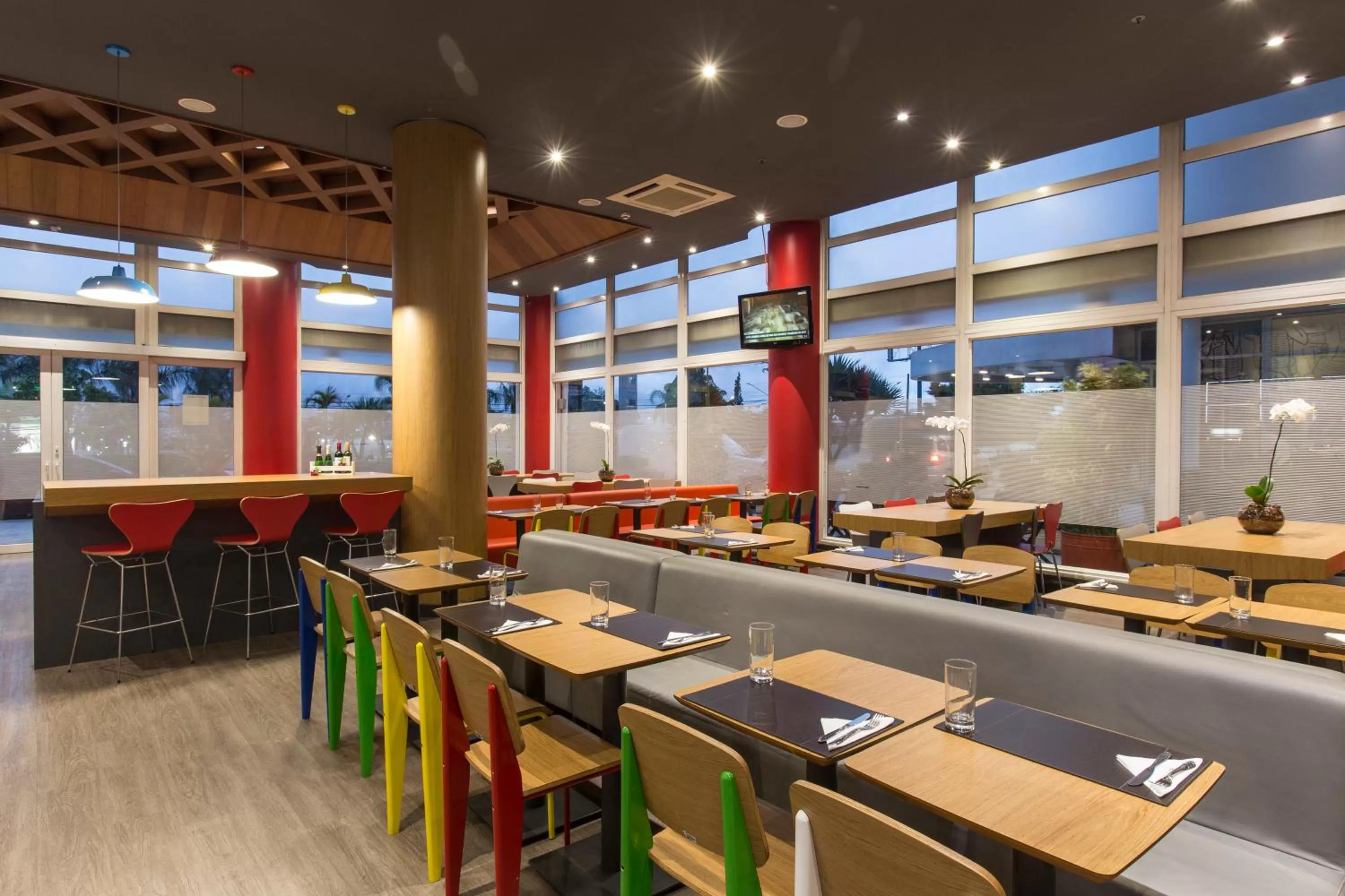 Restaurant/places to eat in ibis Tambore