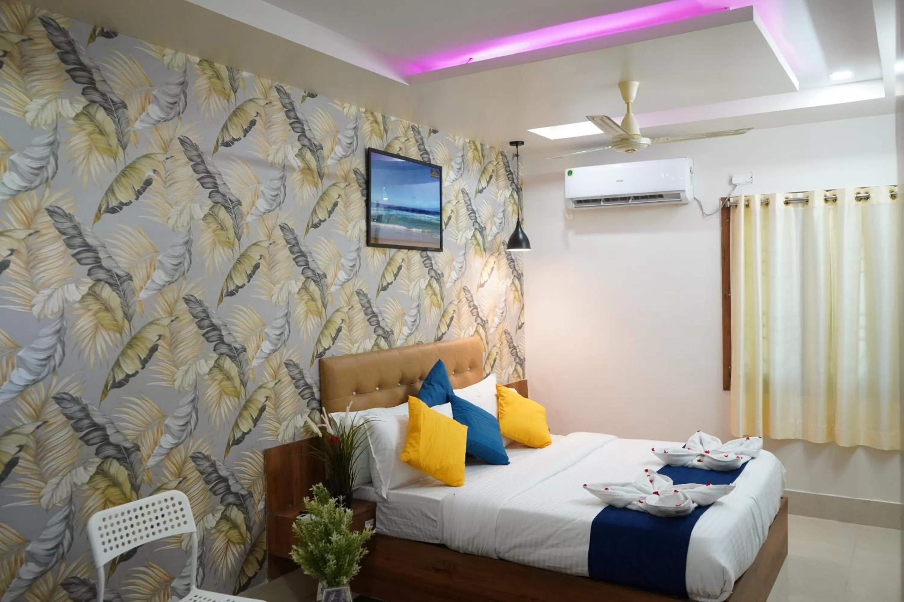 Bed in Homey Meadows - Beach Area