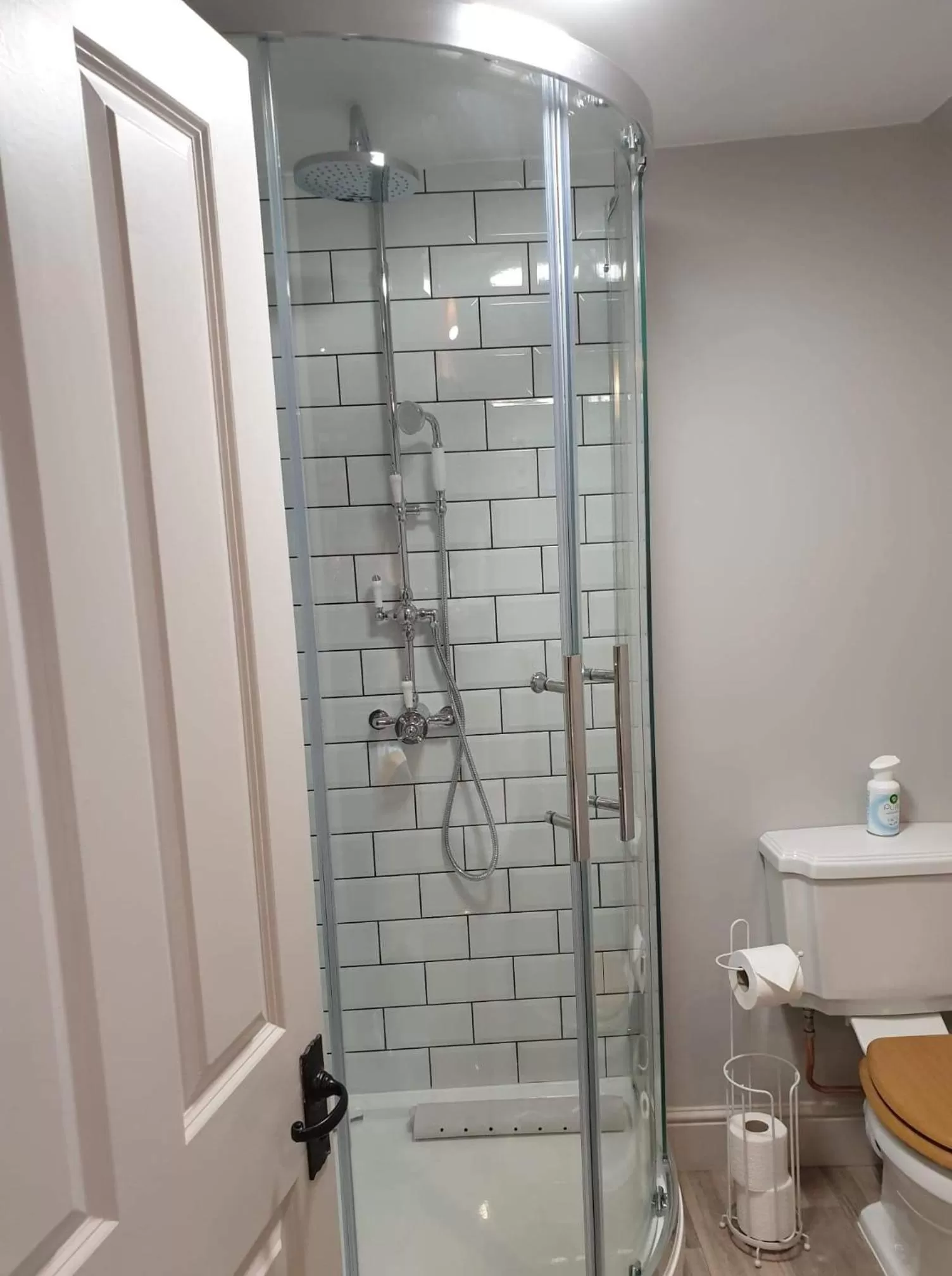 Shower in The Horse Inn Hurst